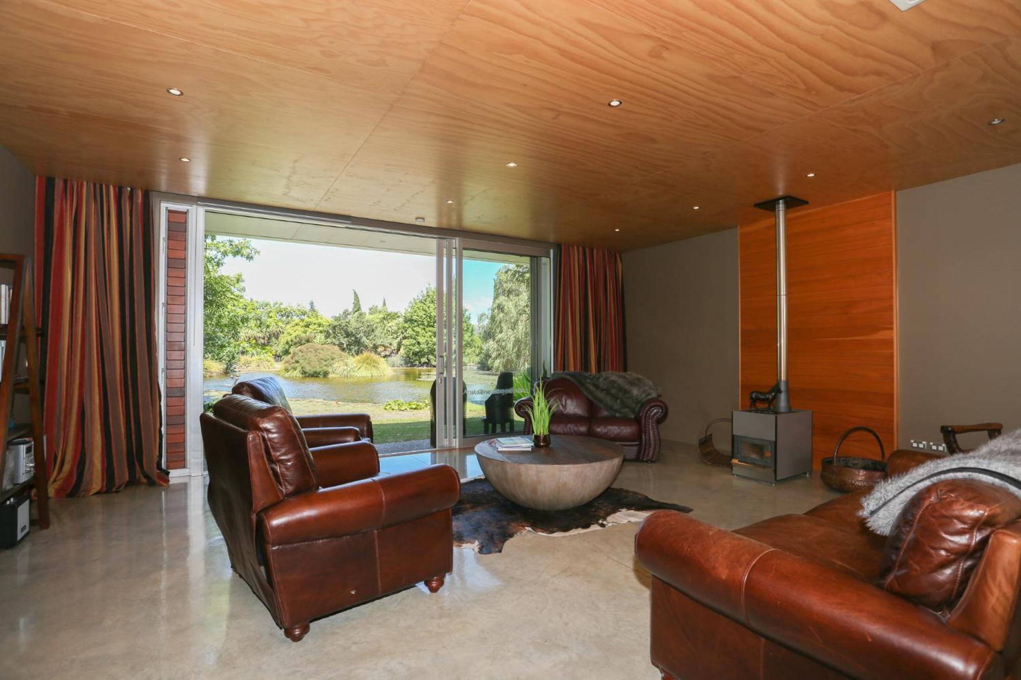 Deluxe Queen Room - Photo 7