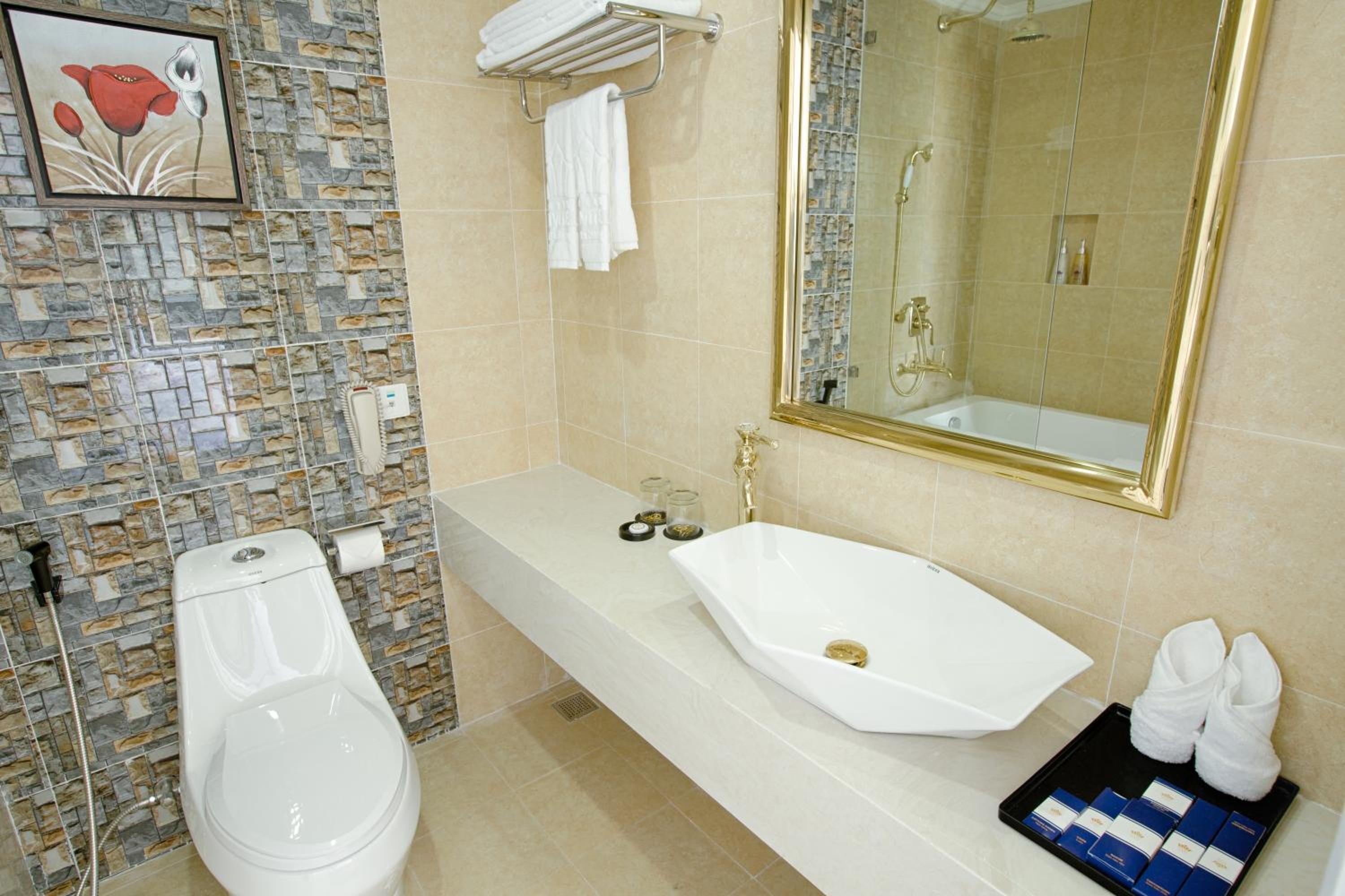 Deluxe Twin Room with Balcony and City View photo 3