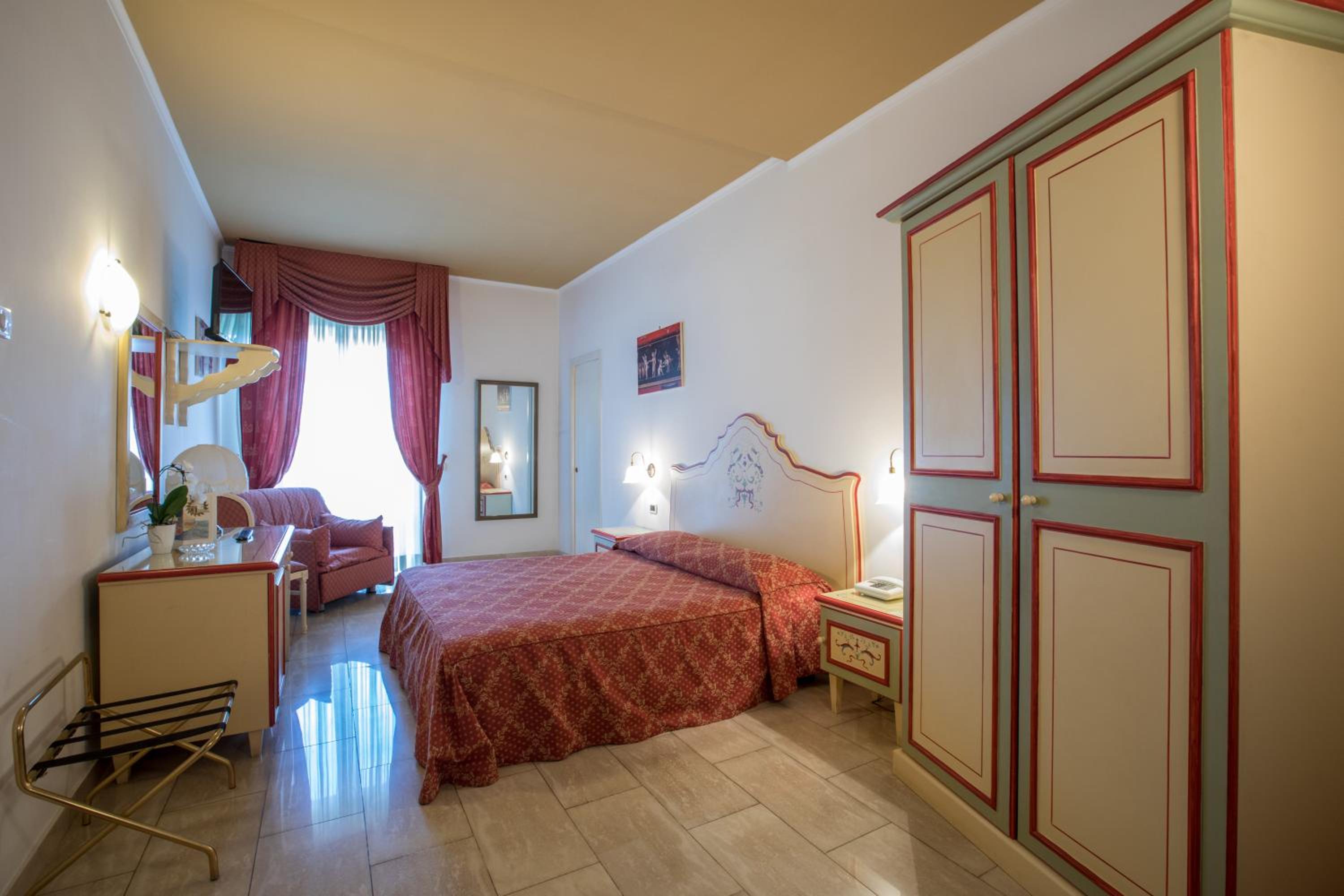 Standard Double or Twin Room with Sea View - Photo 4