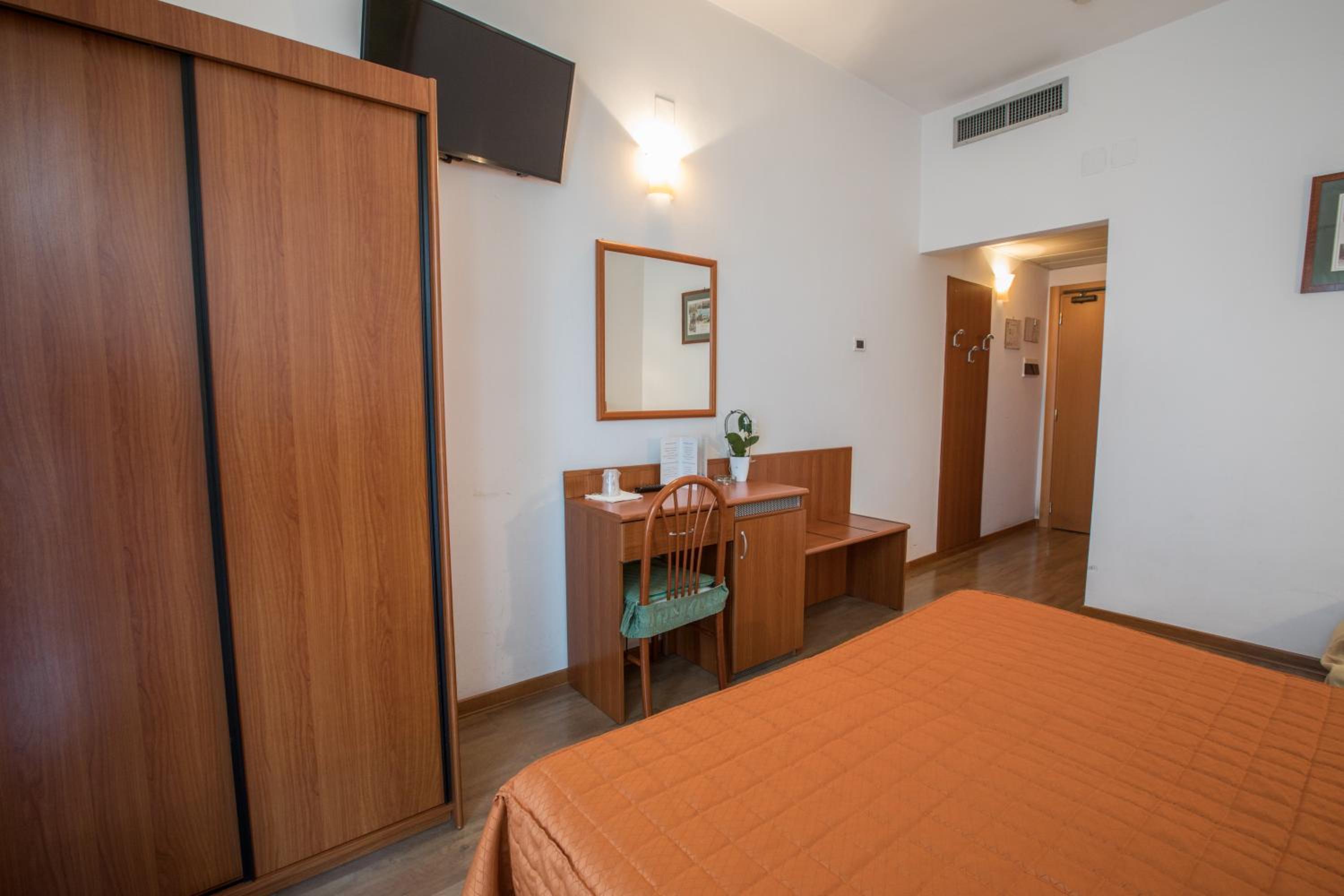 Standard Double or Twin Room with Sea View - Photo 1