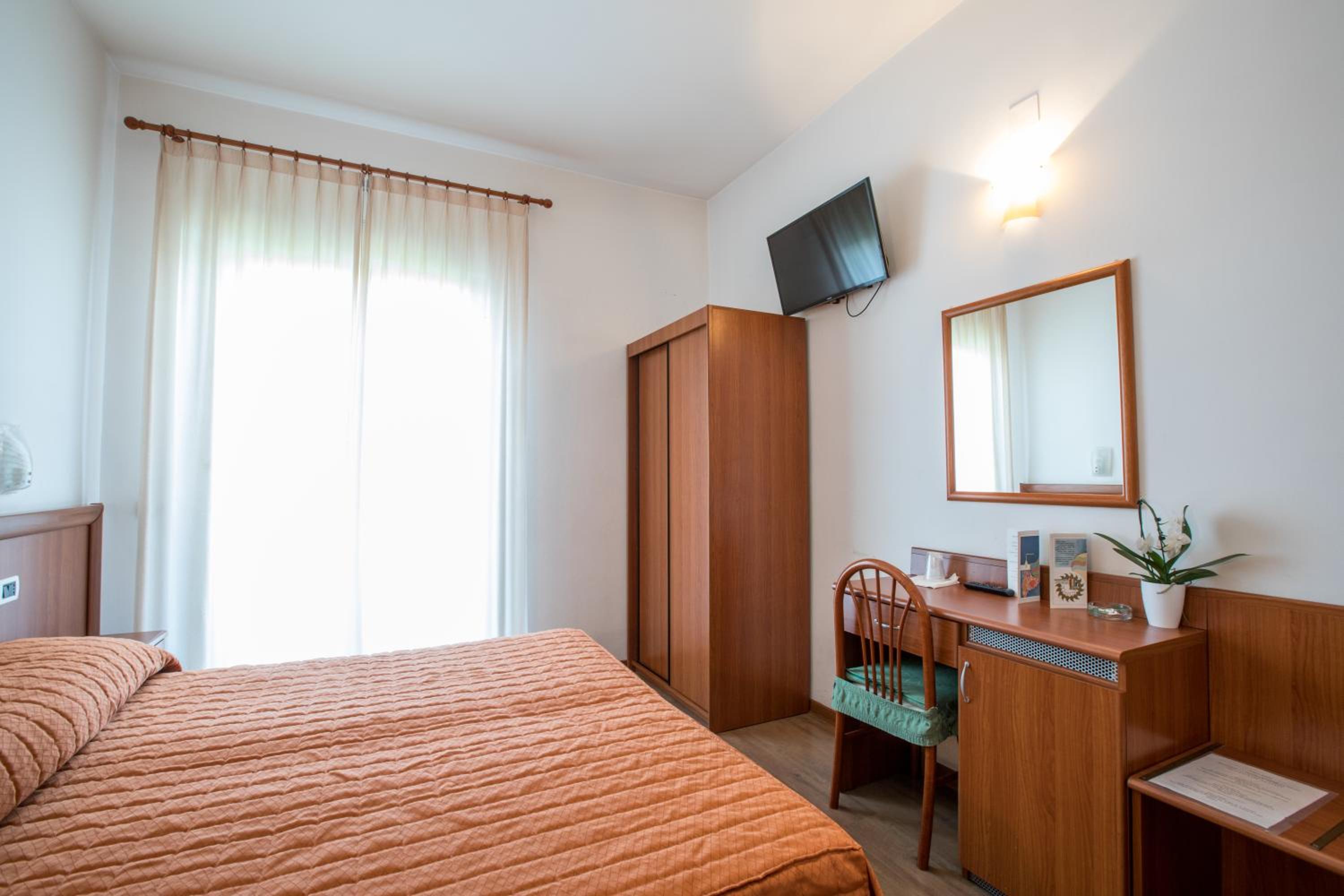 Standard Double or Twin Room with Mountain View - Photo 4