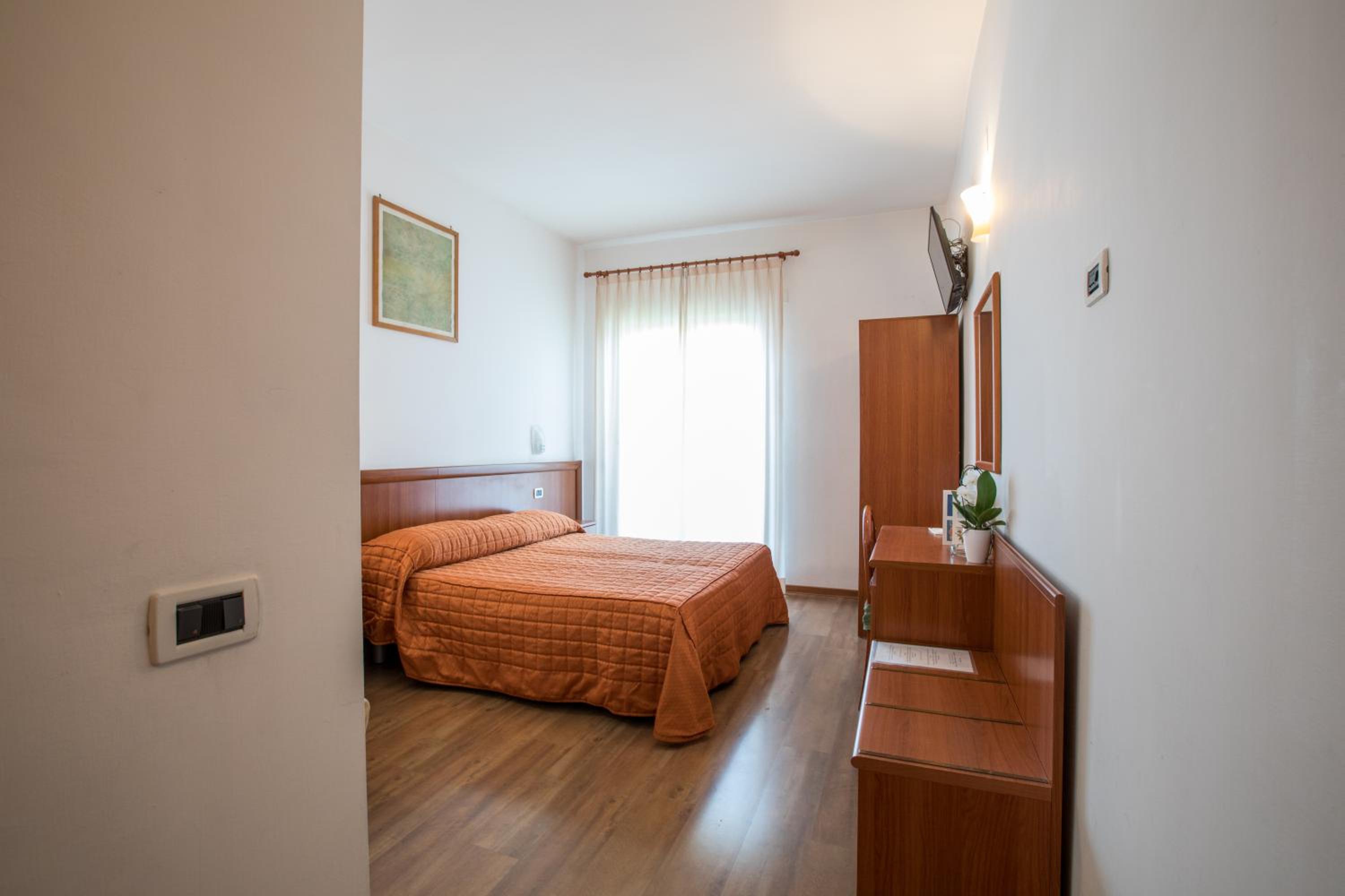Standard Double or Twin Room with Sea View - Photo 2