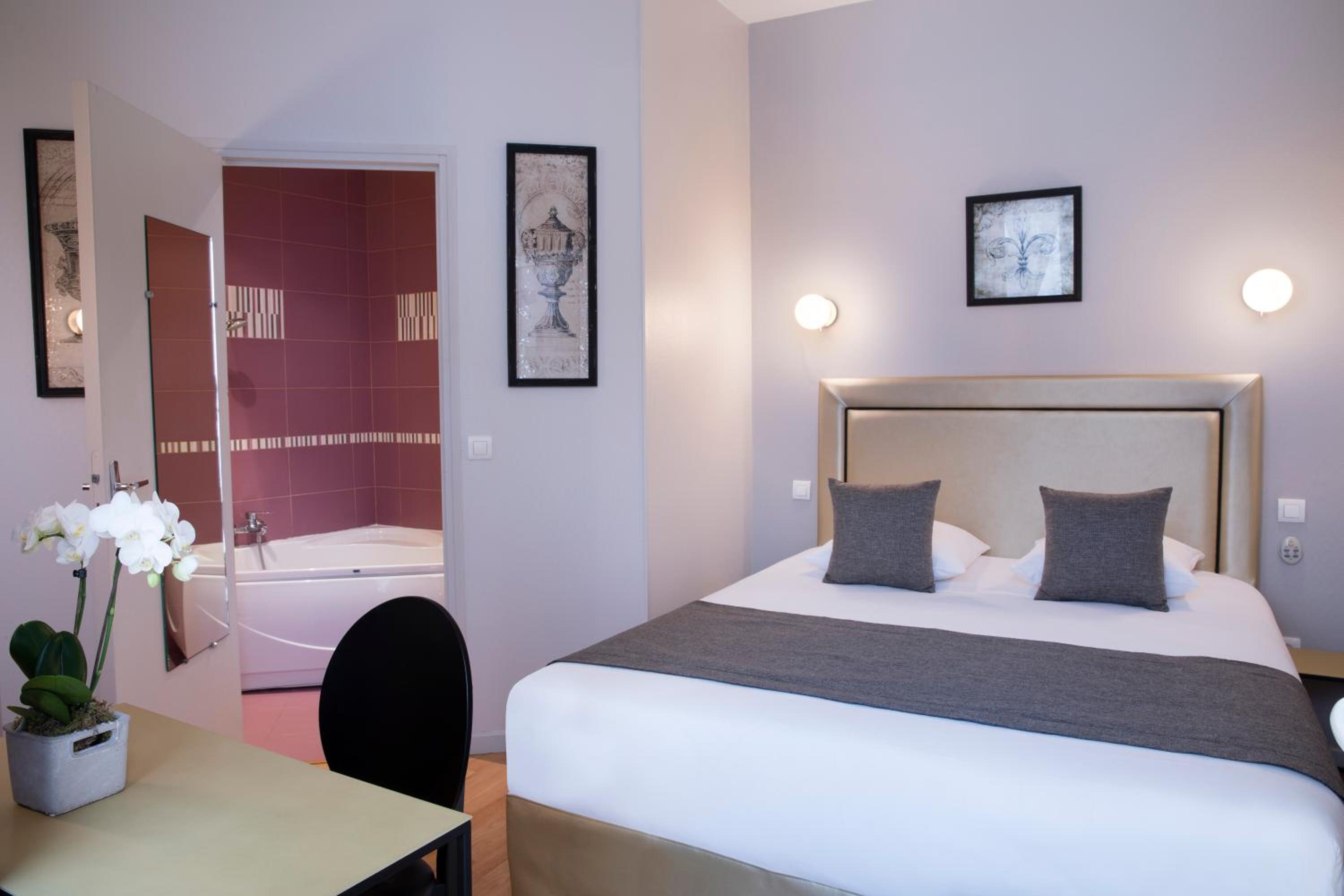 Superior Double Room thumbnail 6