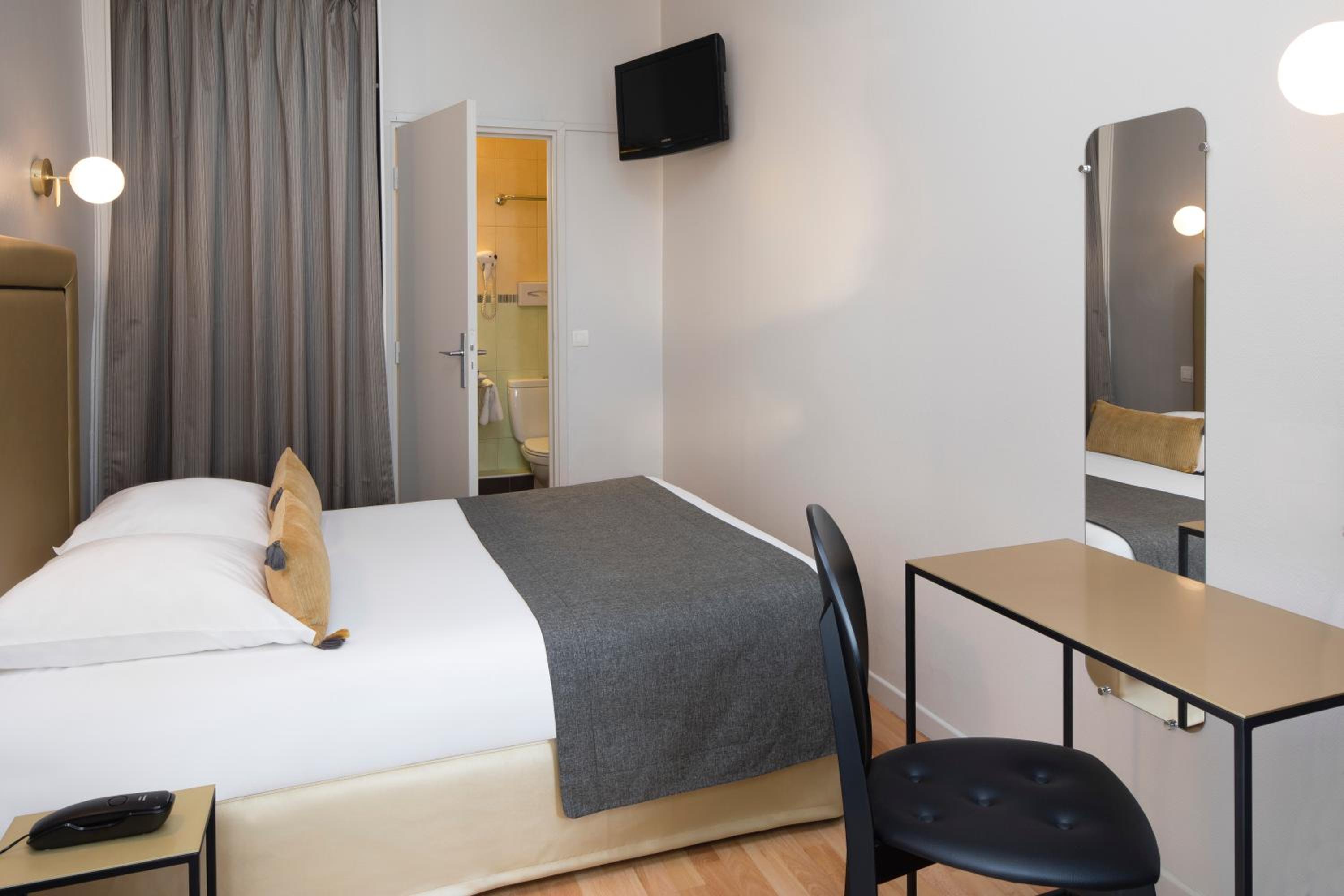 Classic Double Room thumbnail 5