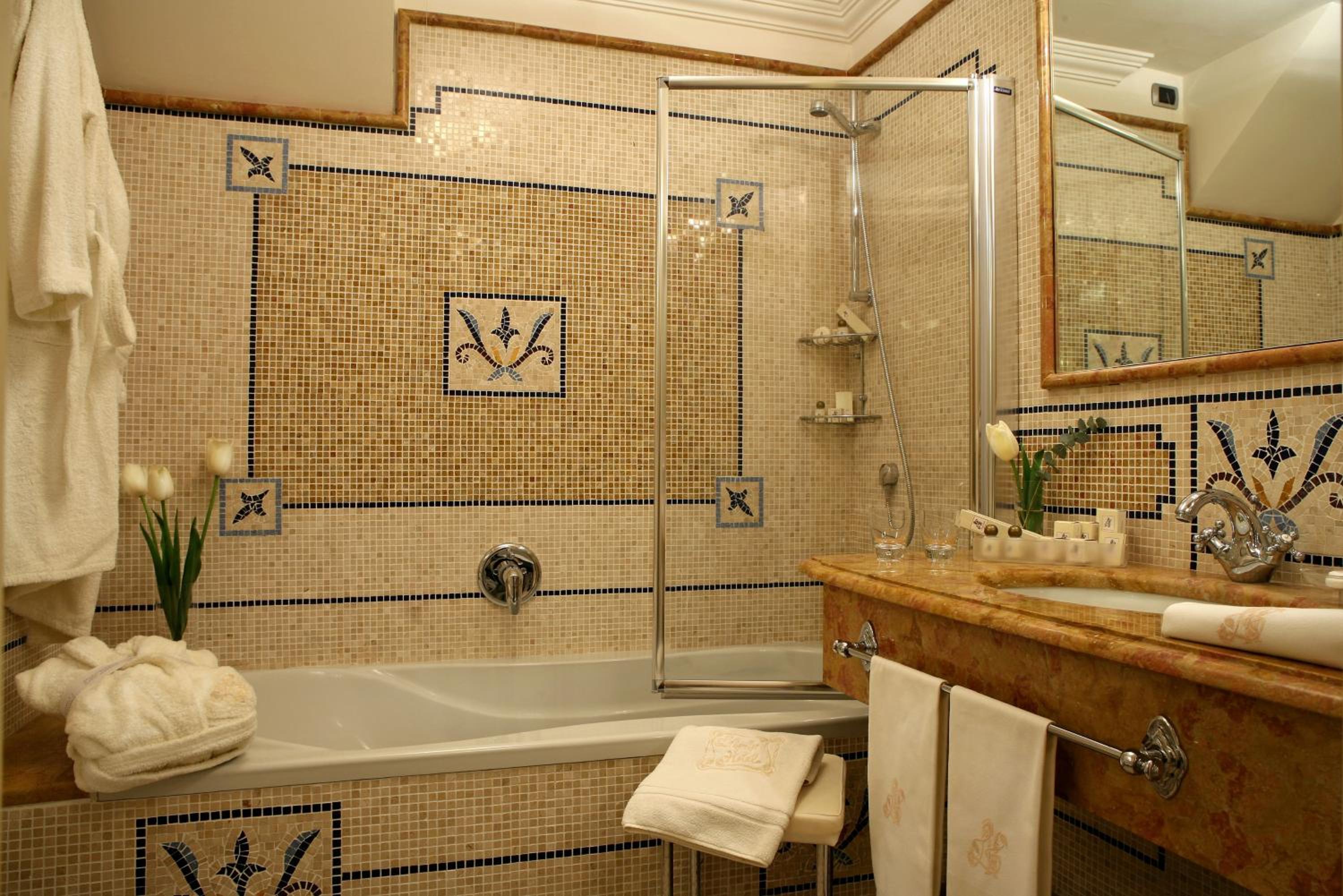 Standard Double or Twin Room - Photo 7