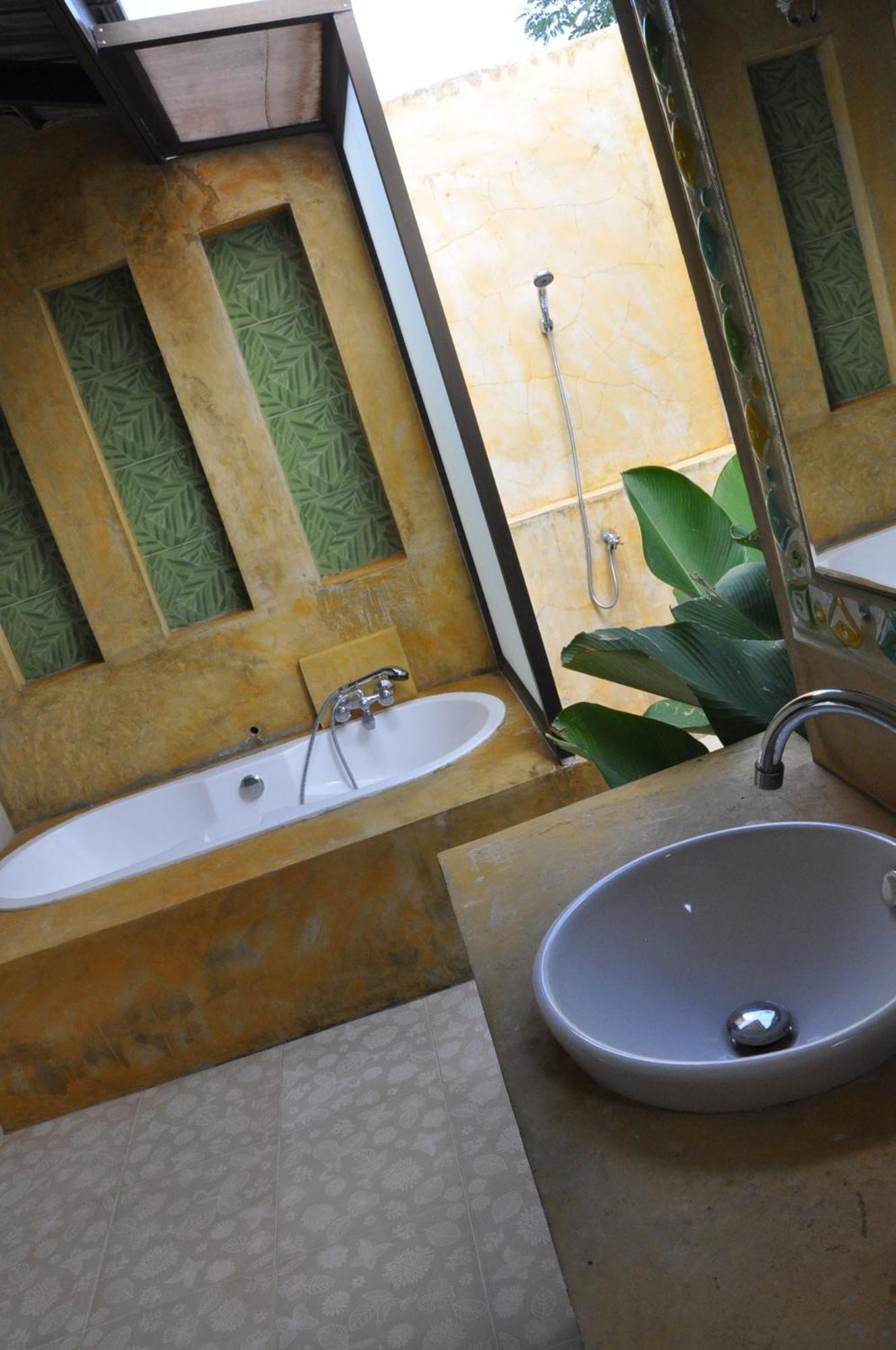 Queen Room with Garden View - Photo 8