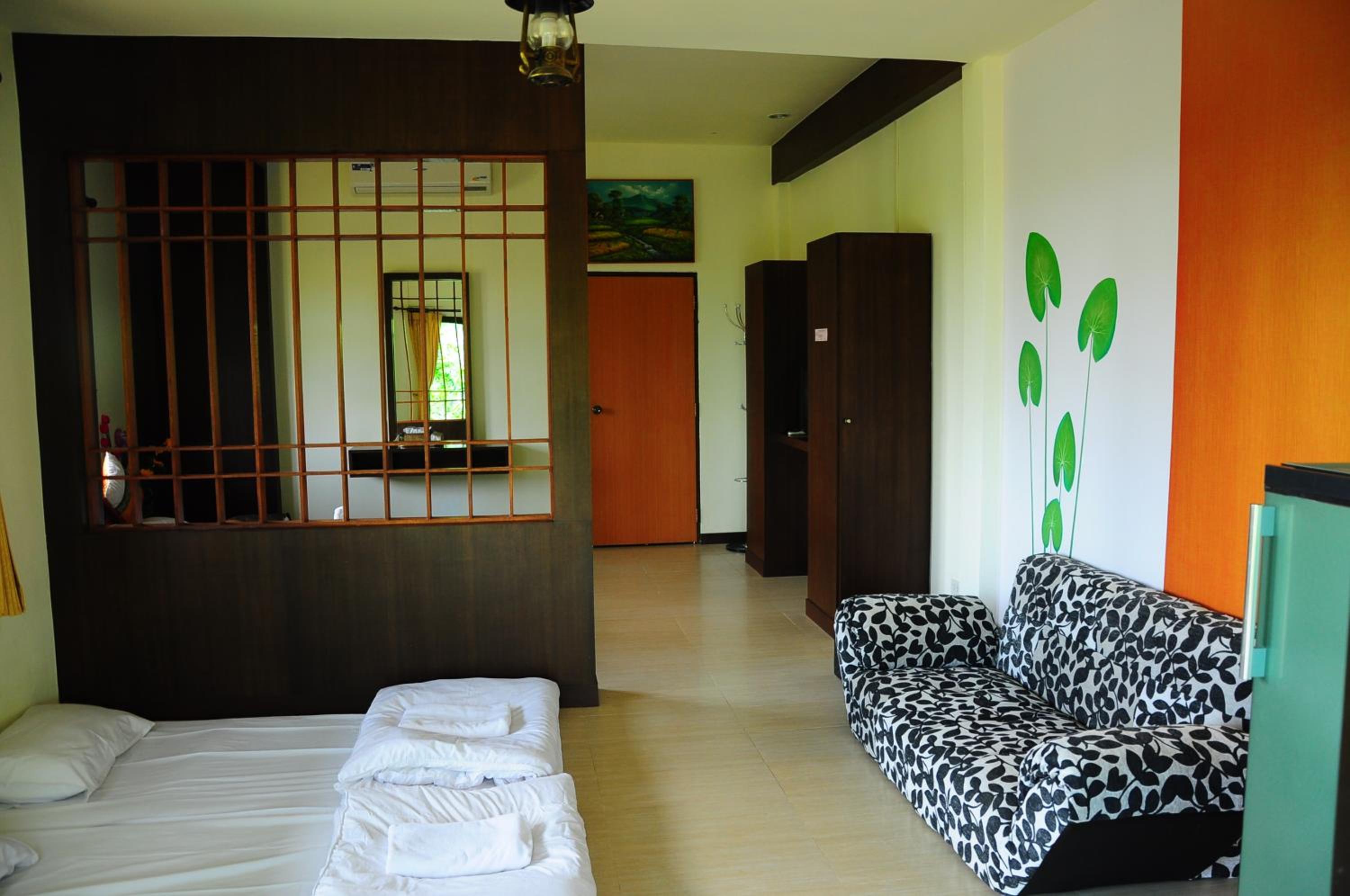 Queen Room with Garden View - Photo 7
