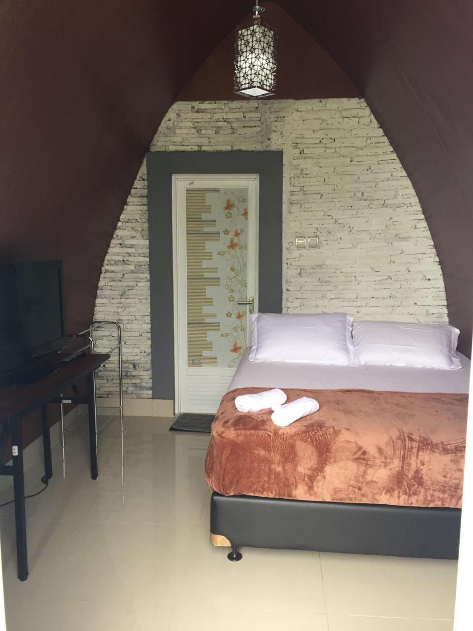 Deluxe Double Room with Balcony - Photo 4