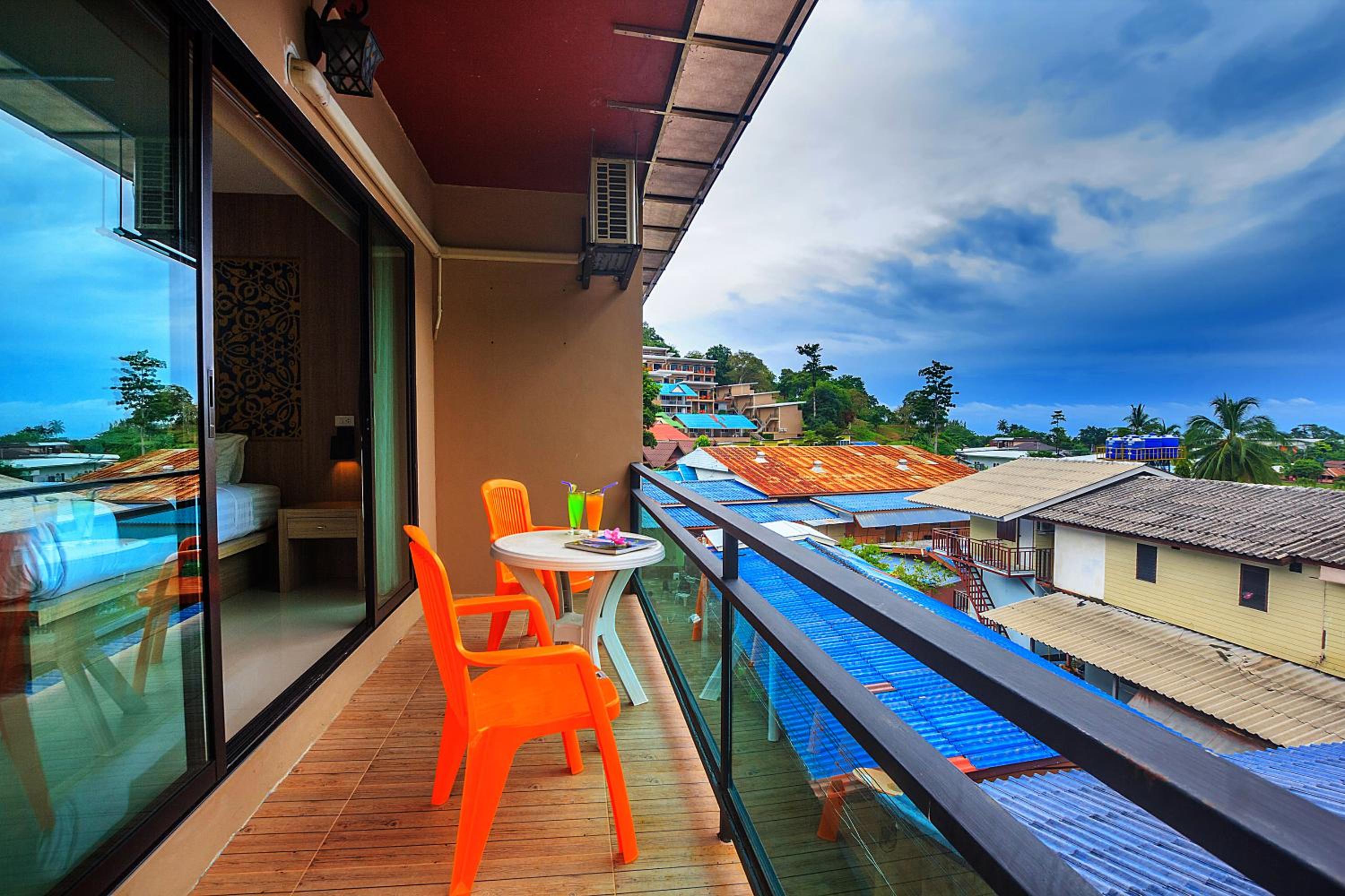 Family Room With Balcony photo 2