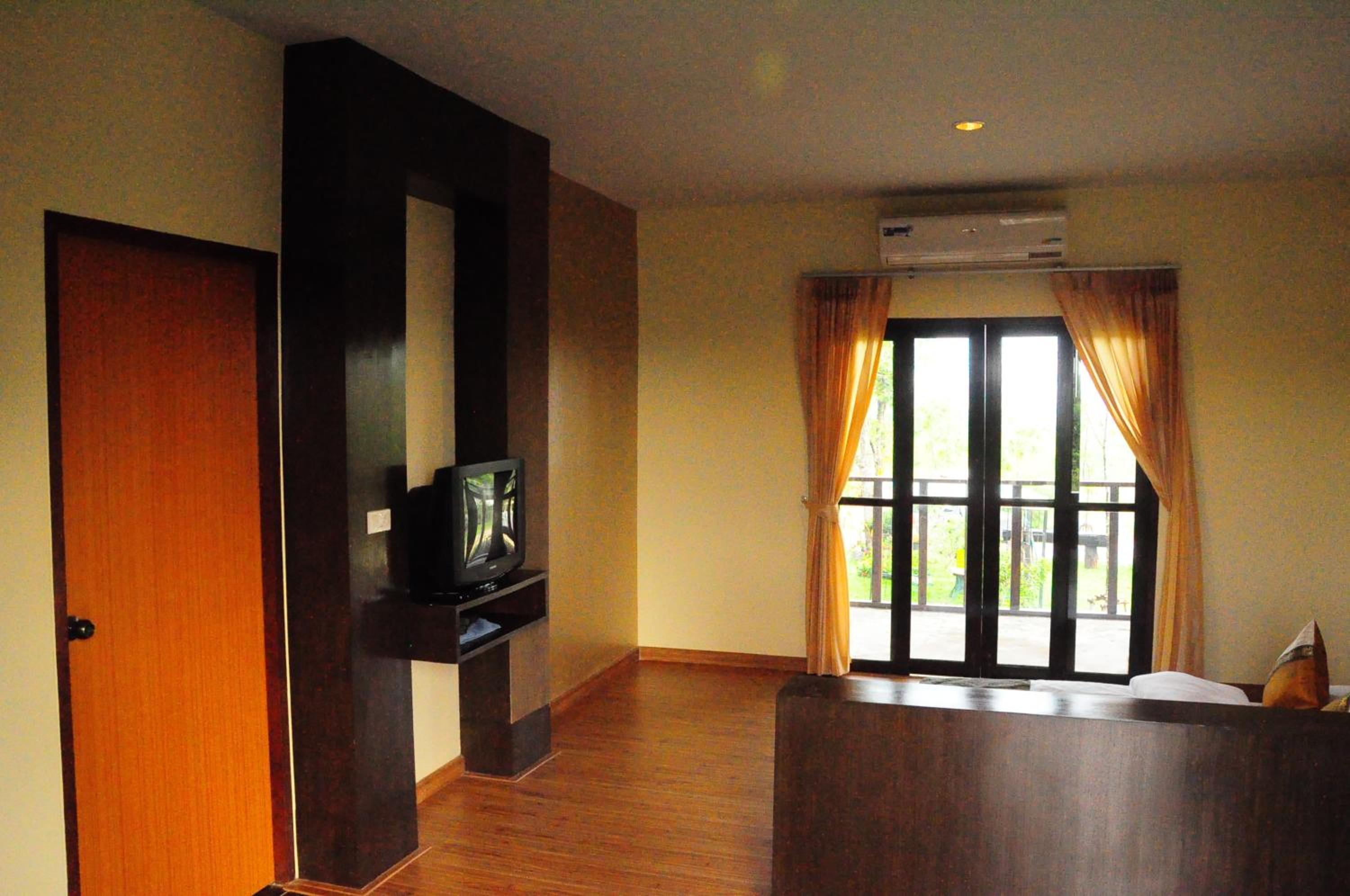 Queen Room with Balcony - Photo 5