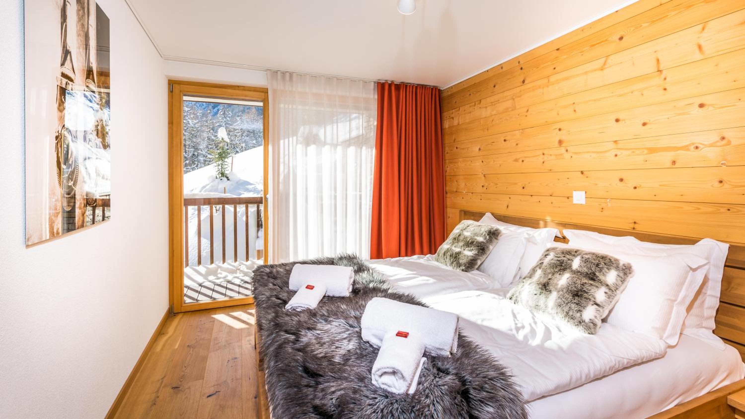 Luxury Three-Bedroom Apartment with Jacuzzi