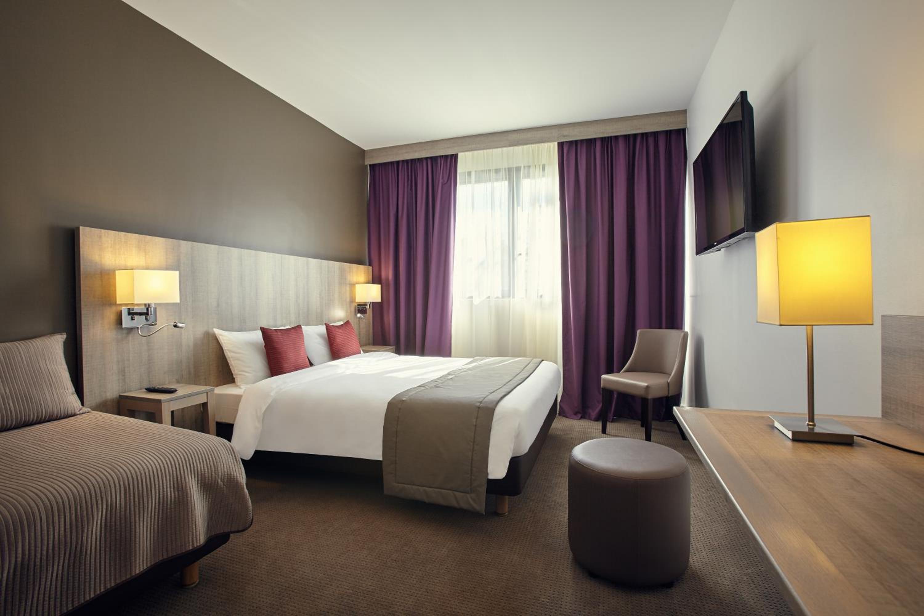 Classic Room with One Double Bed and One Single Bed - Photo 12