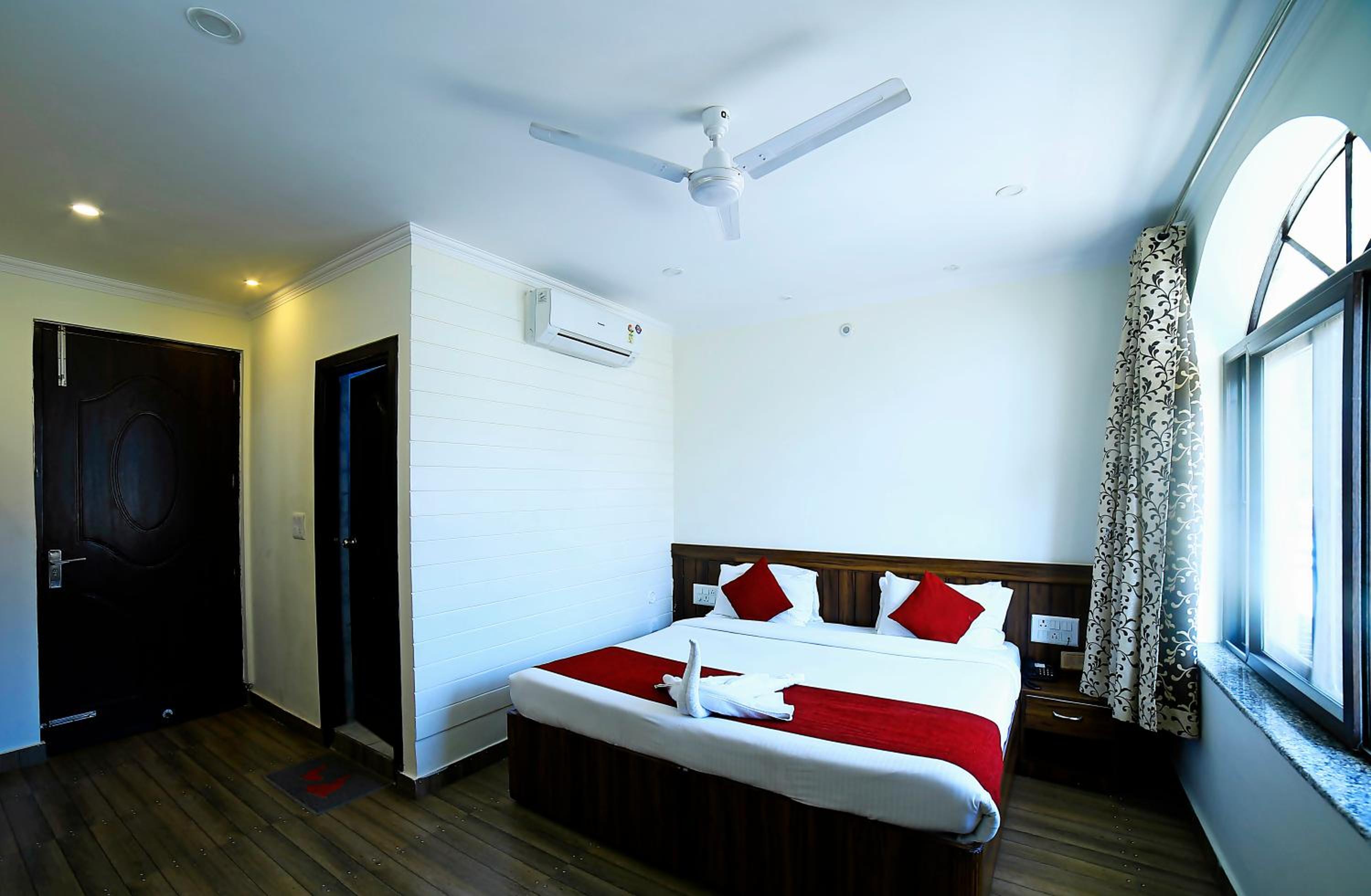 Deluxe Double or Twin Room with Balcony - Photo 3