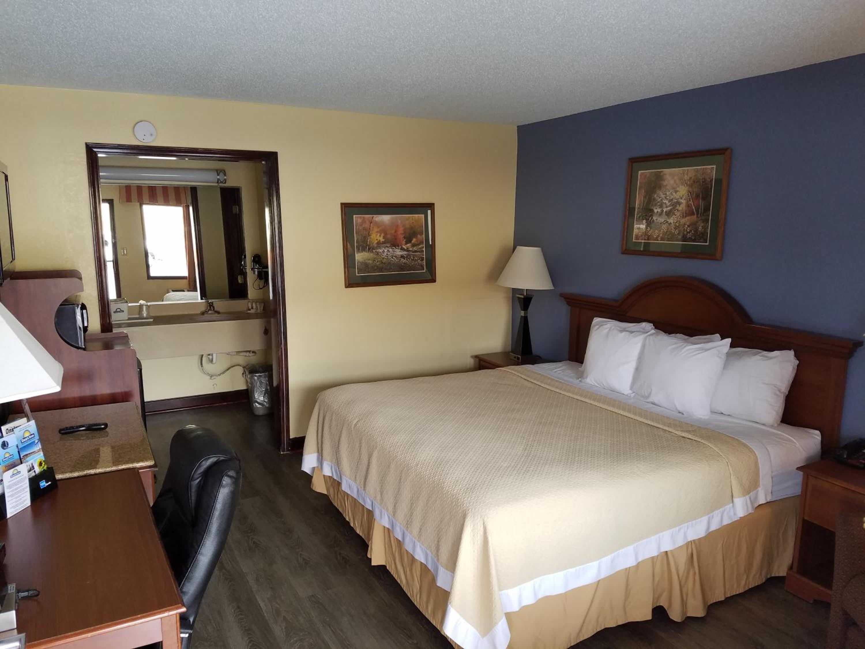 King Room - Non-Smoking - Photo 6