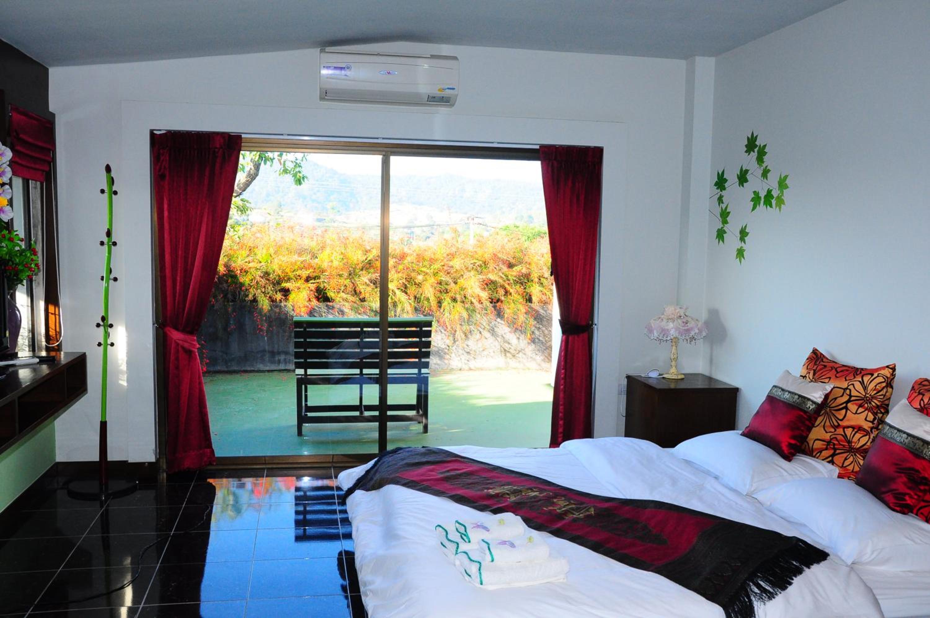 Family Room with Mountain View - Photo 8
