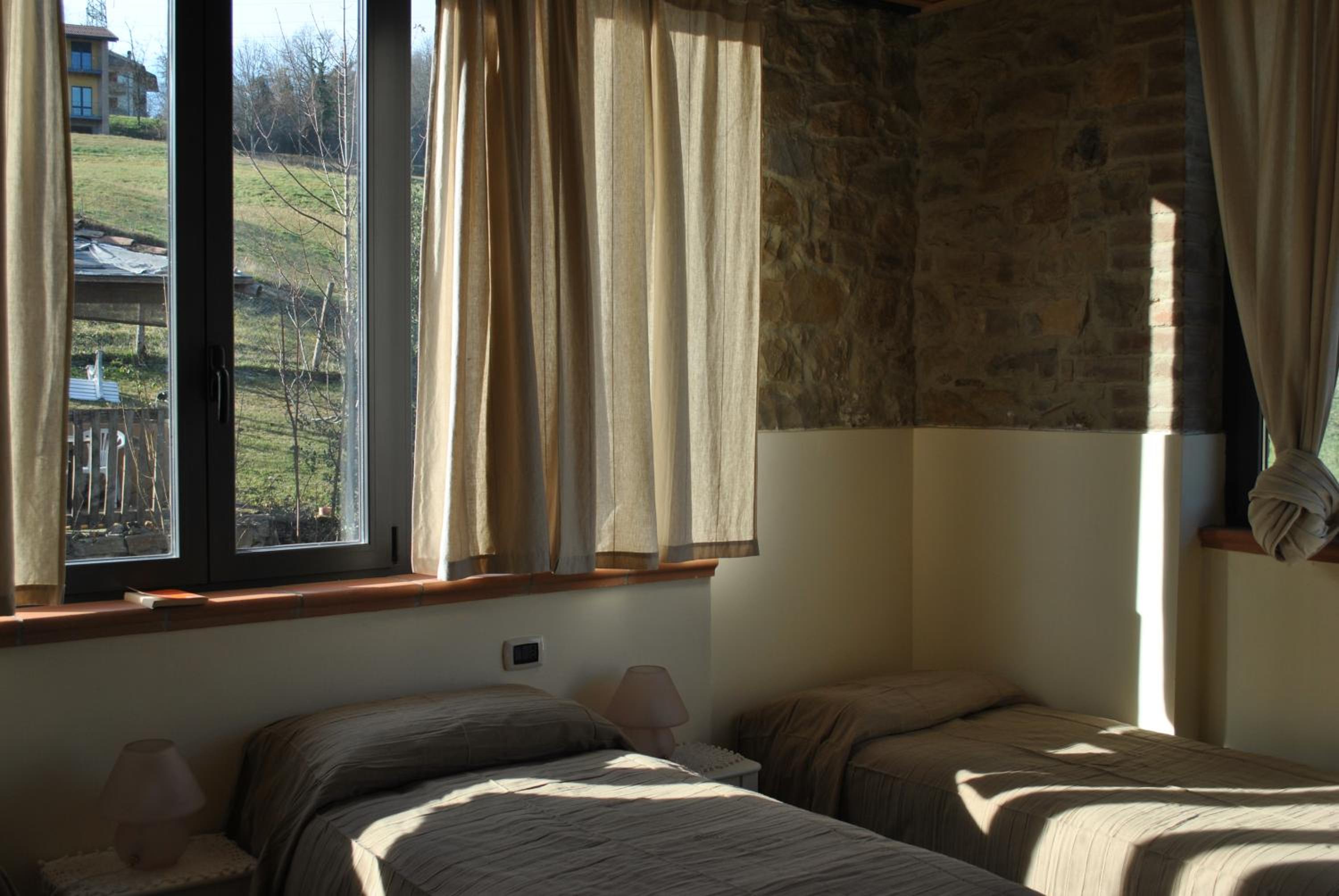 Economy Quadruple Room - Photo 12