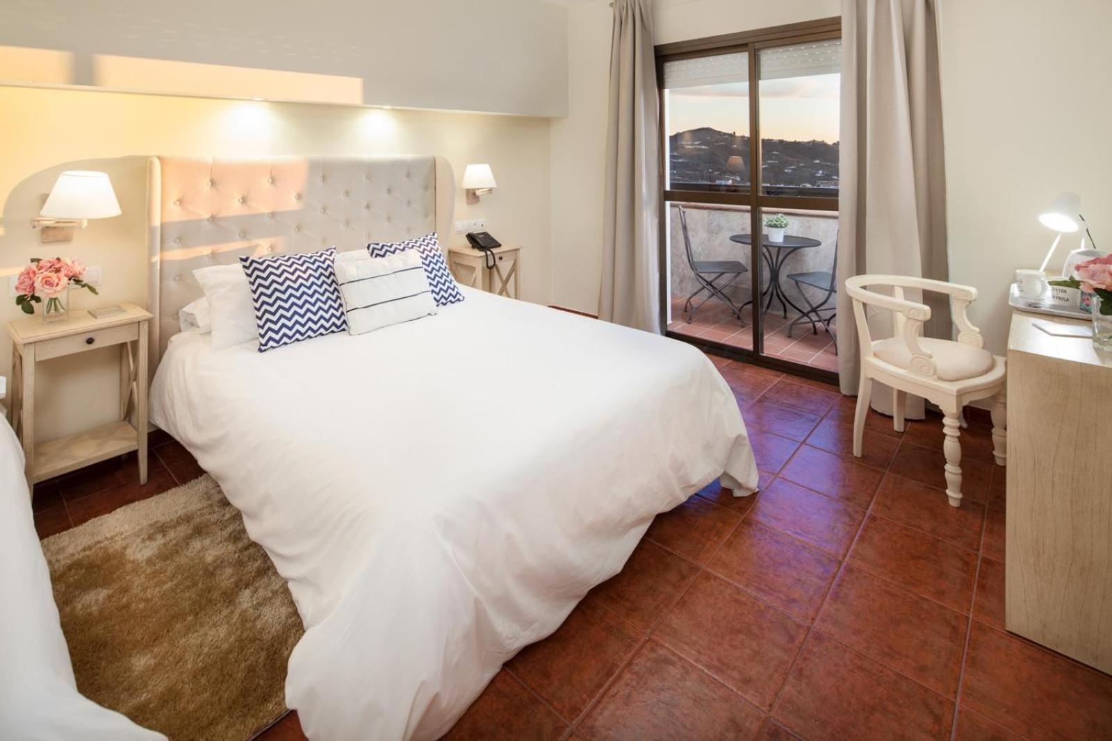 Superior Double Room with Balcony - Photo 8