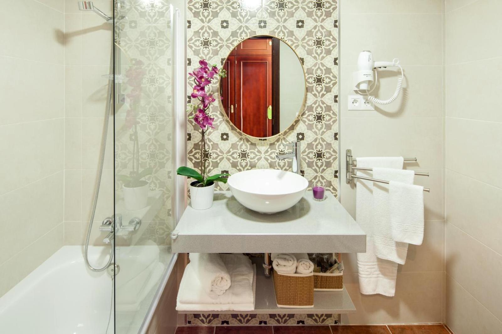 Superior Double Room with Balcony - Photo 13