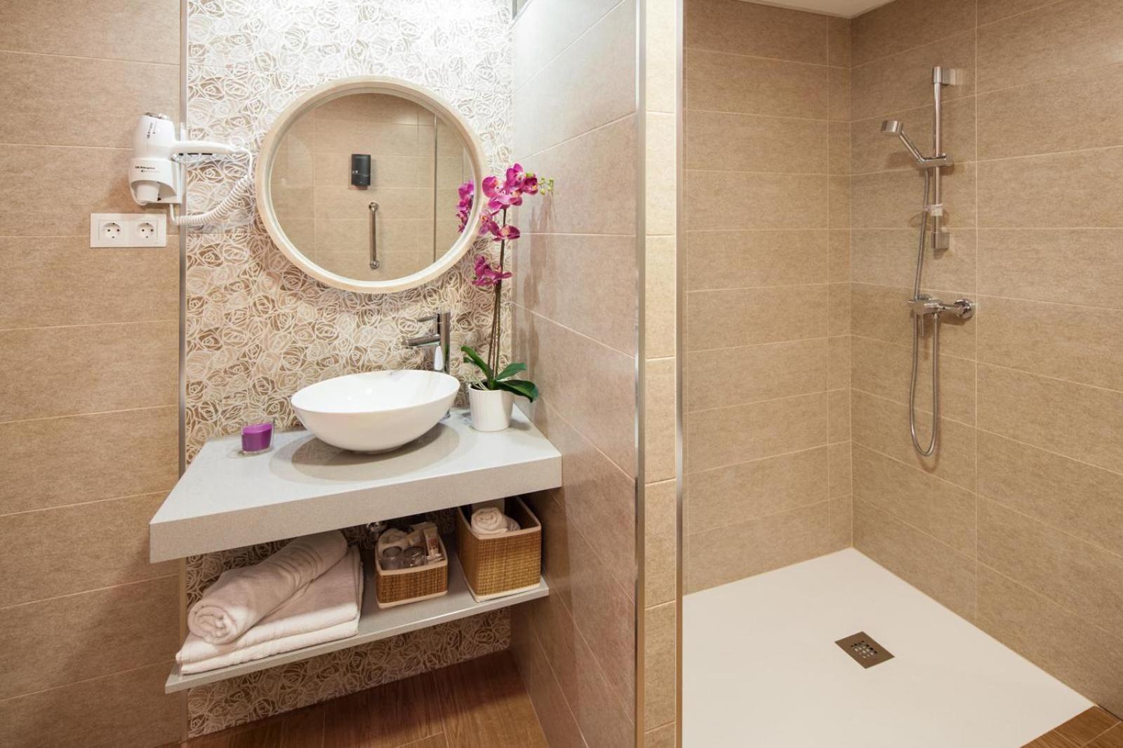 Superior Double Room with Balcony - Photo 18