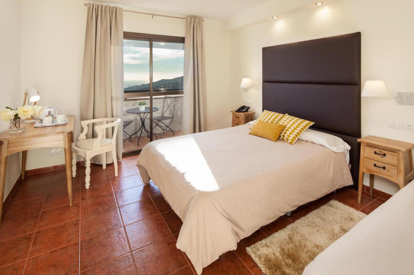 Superior Double Room with Balcony - Photo 6