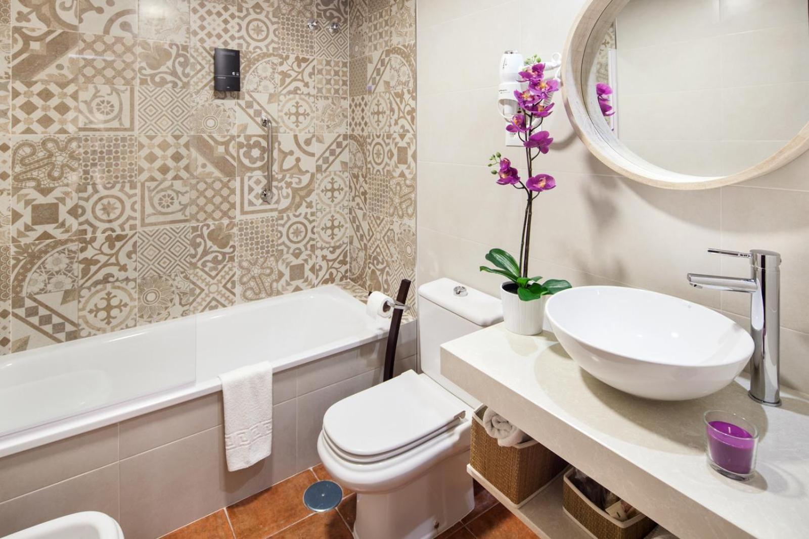Superior Double Room with Balcony - Photo 12