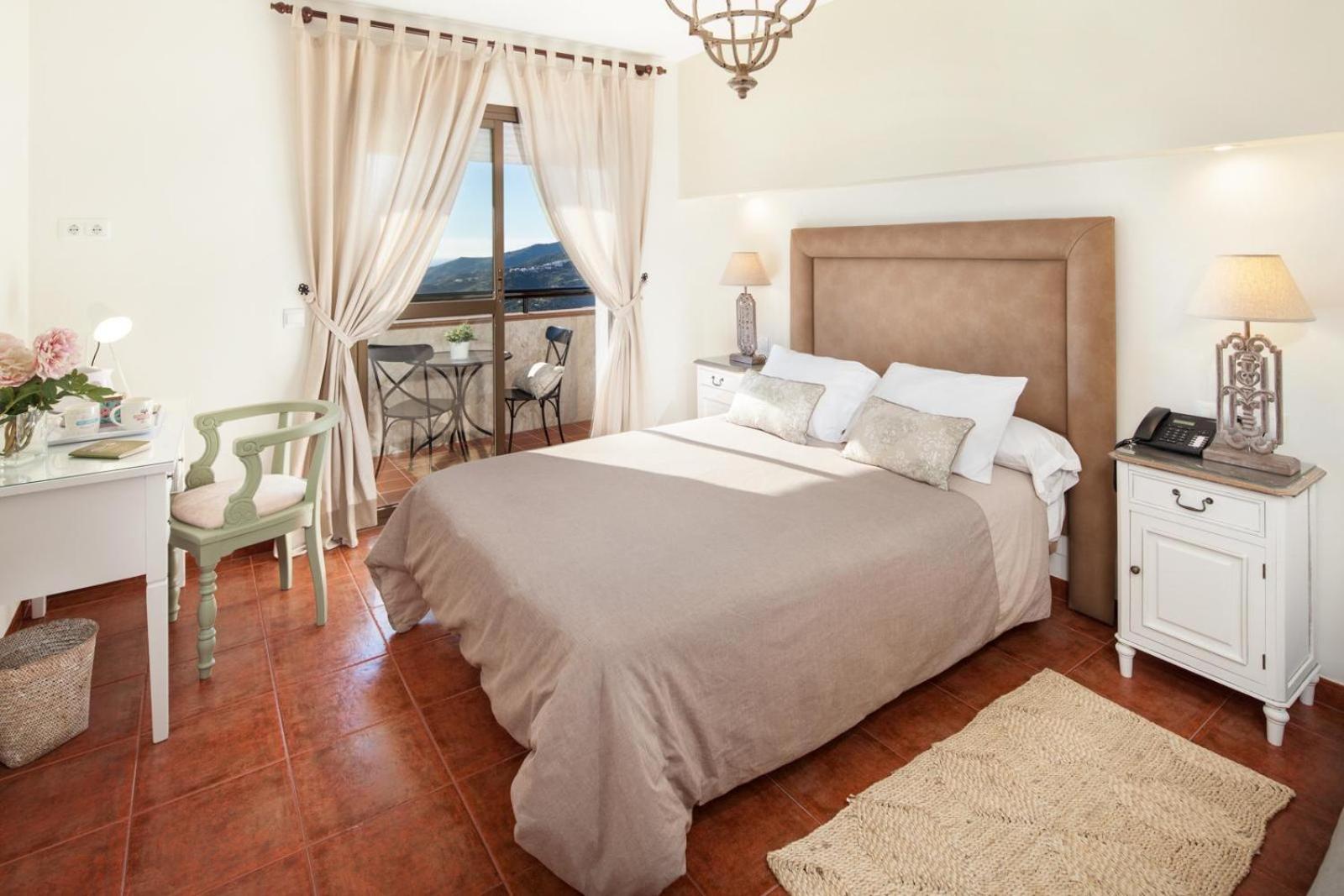 Superior Double Room with Balcony - Photo 7
