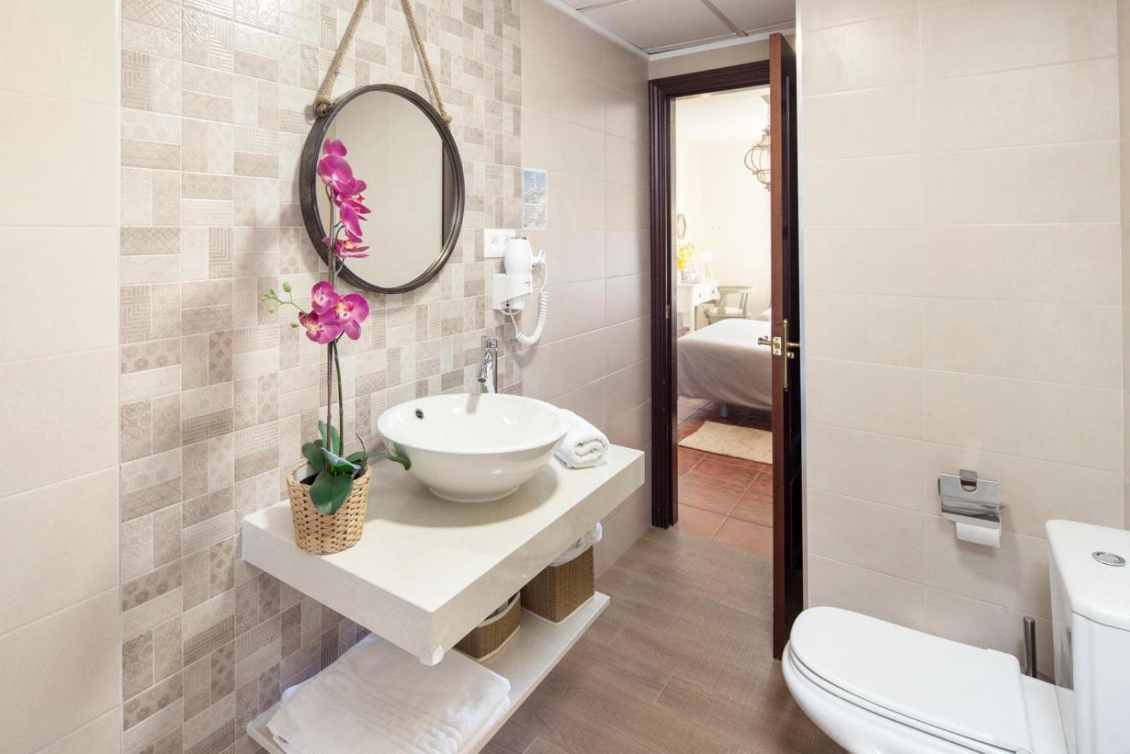 Superior Double Room with Balcony - Photo 17