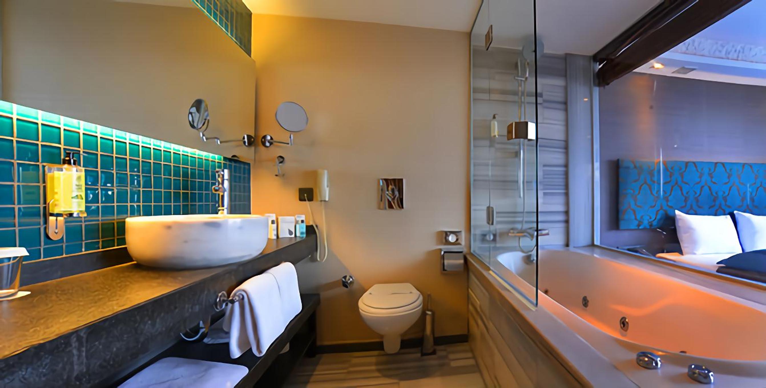 Executive Double Room with Bath and Balcony photo 2