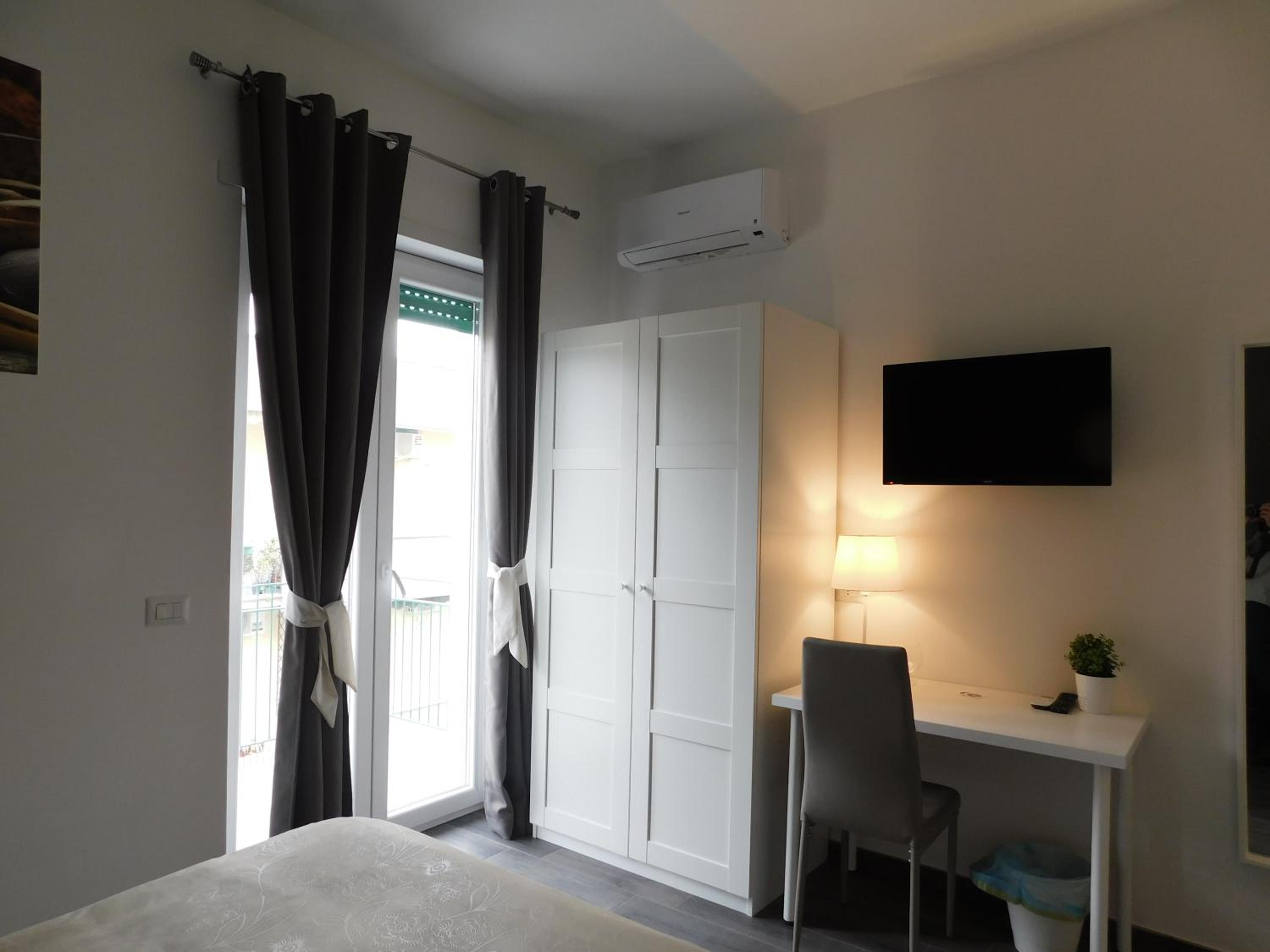 King Room with Balcony - Photo 15