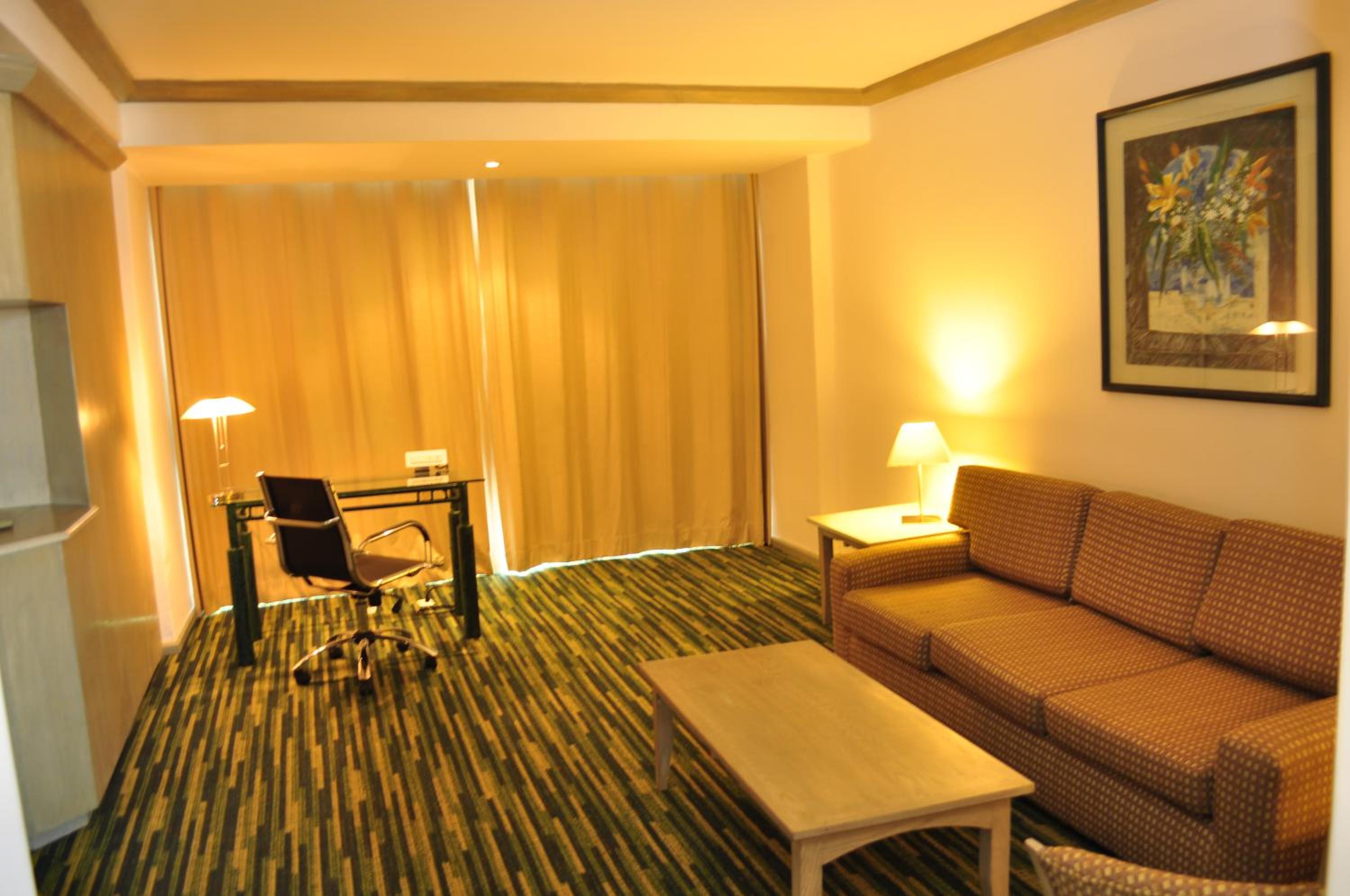 Studio King Suite - Photo 5