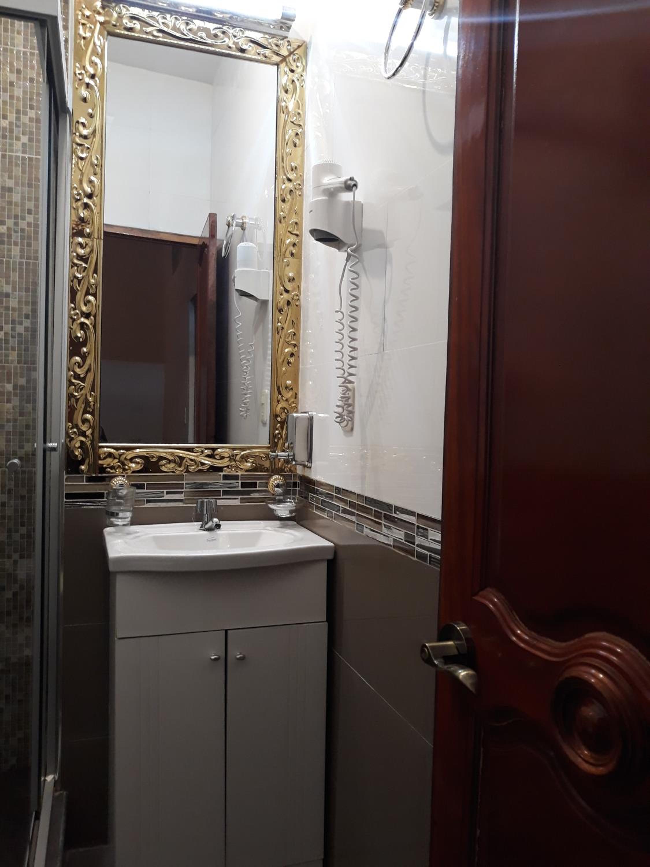 Twin Room with Private Bathroom photo 3
