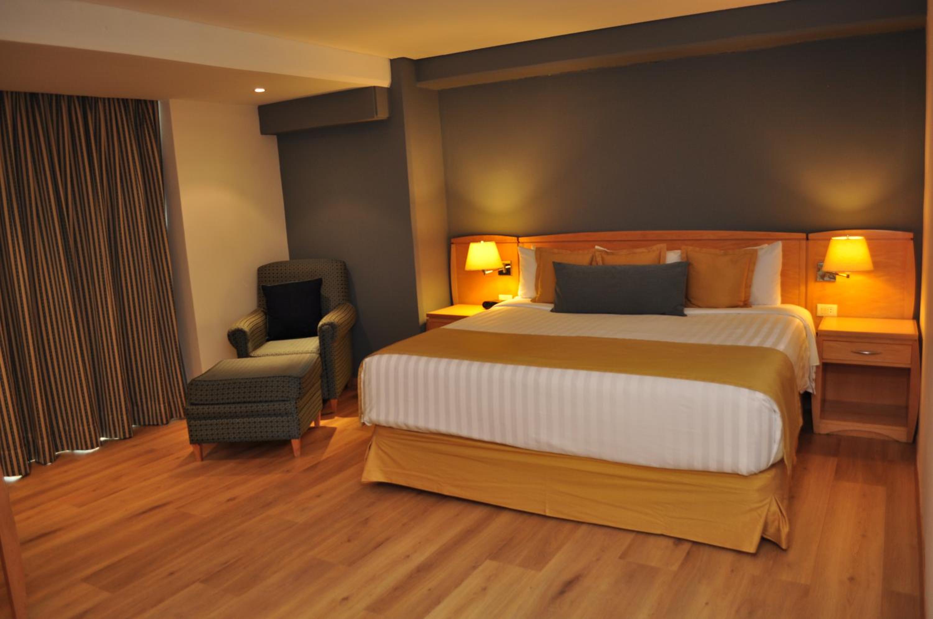 Premium King Room - Photo 4