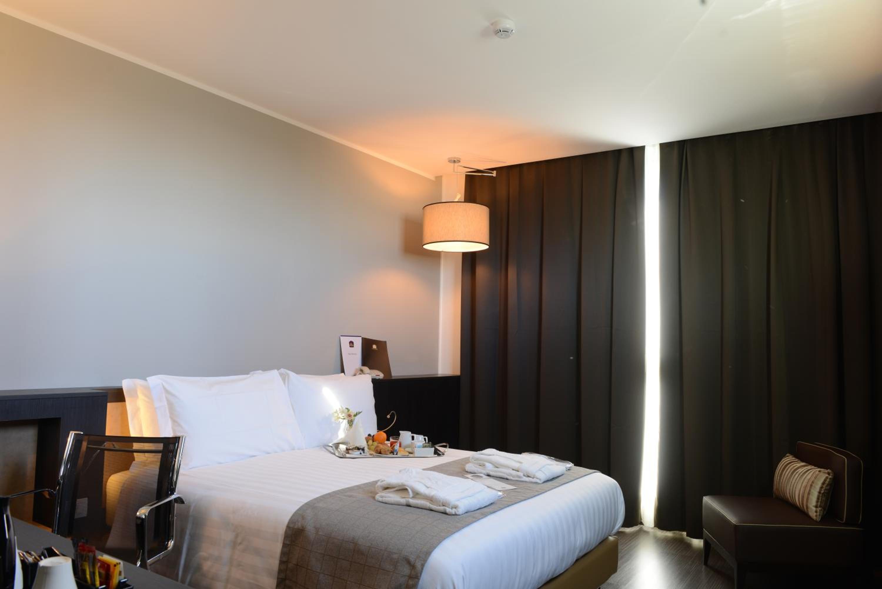 Superior Queen Room with Queen Bed - Non-Smoking photo 2