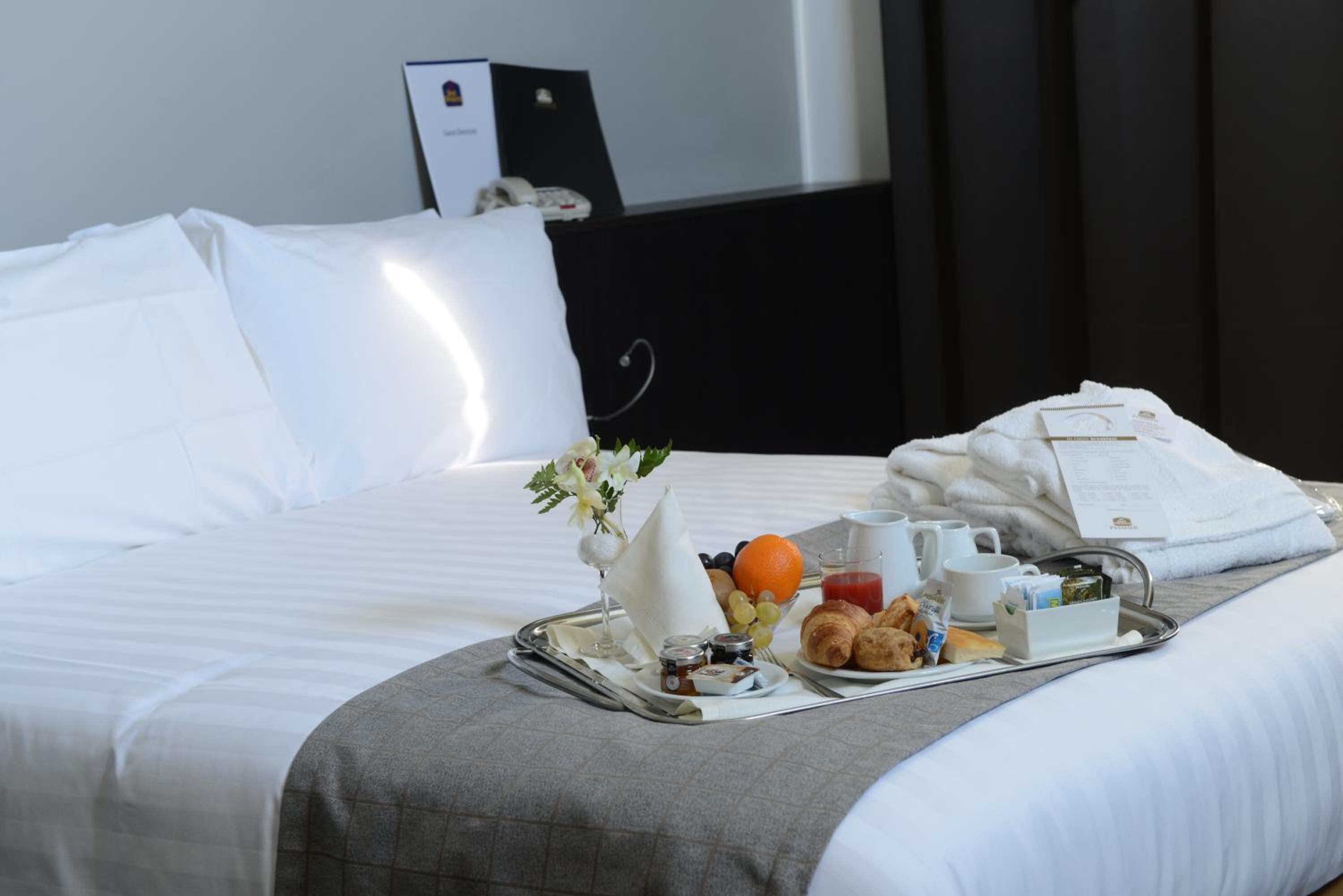Superior Queen Room with Queen Bed - Non-Smoking photo 3