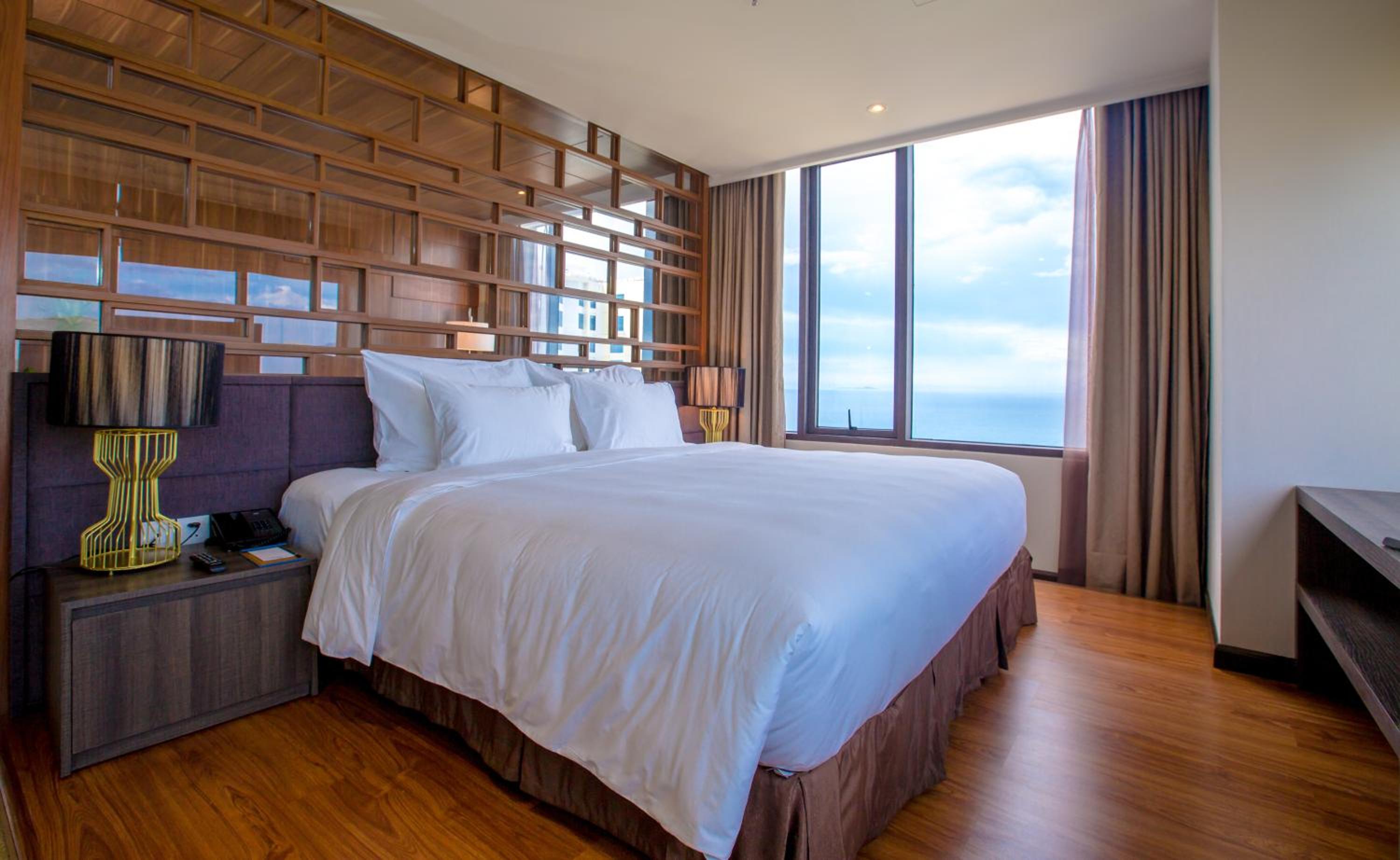 King Suite with Ocean View photo 3