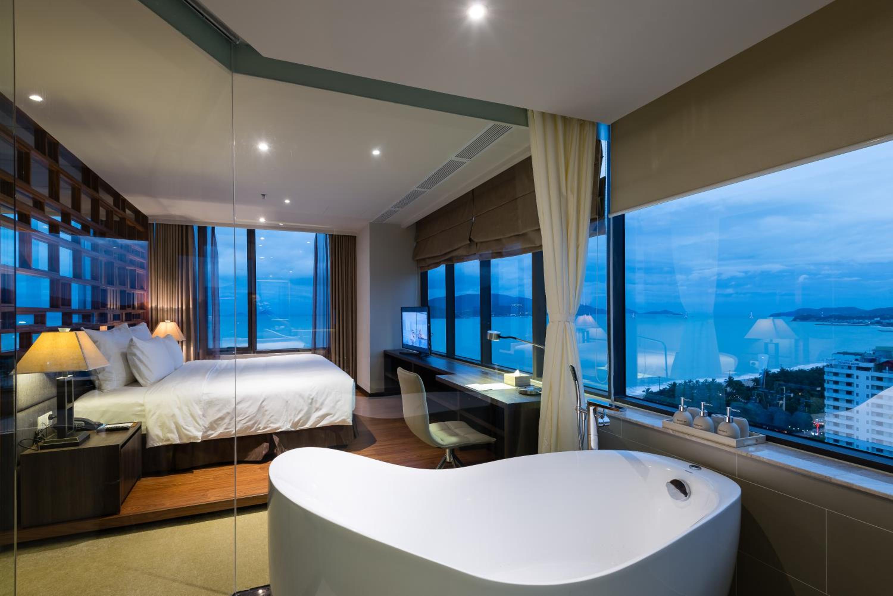 King Suite with Ocean View photo 2