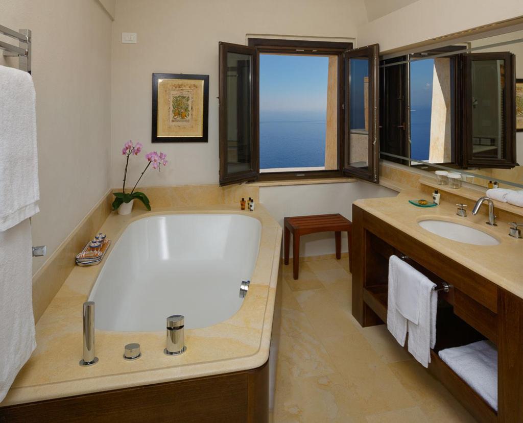 Premium Suite with Terrace and Sea View  - Photo 3