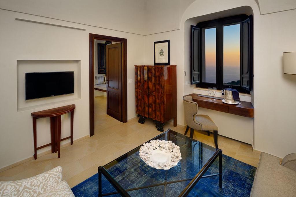 Deluxe Suite with Sea View - Photo 3