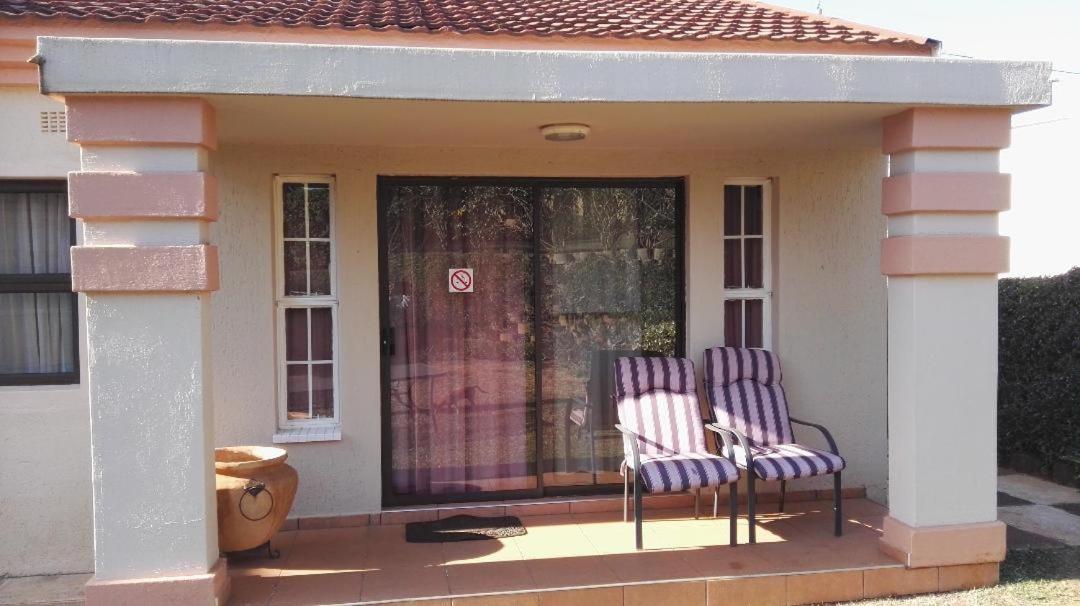 Standard Twin Room with Garden View photo 3