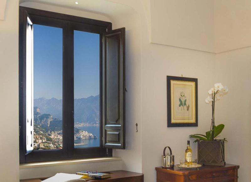 Deluxe Suite with Sea View - Photo 6