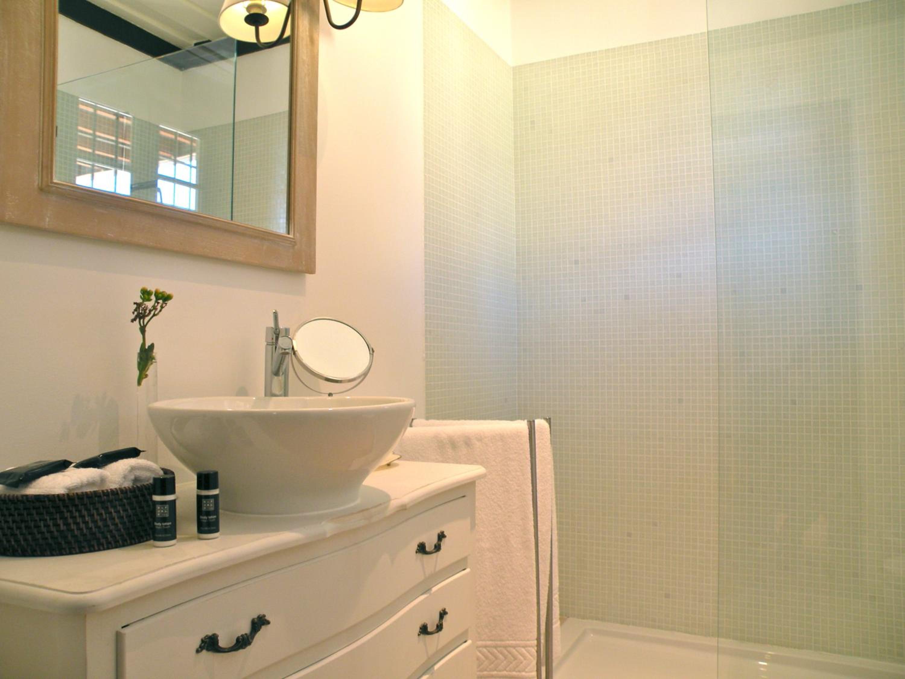 Pool Suite - Photo 9