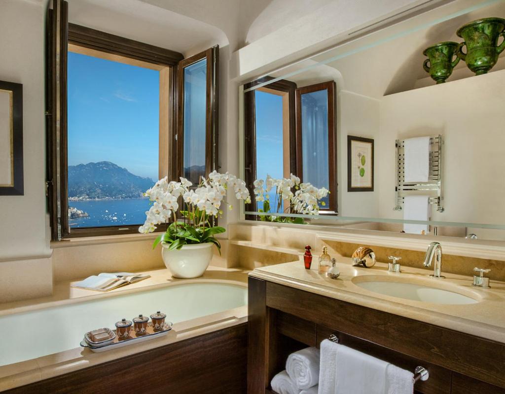 Deluxe Double Room with Sea View - Photo 3