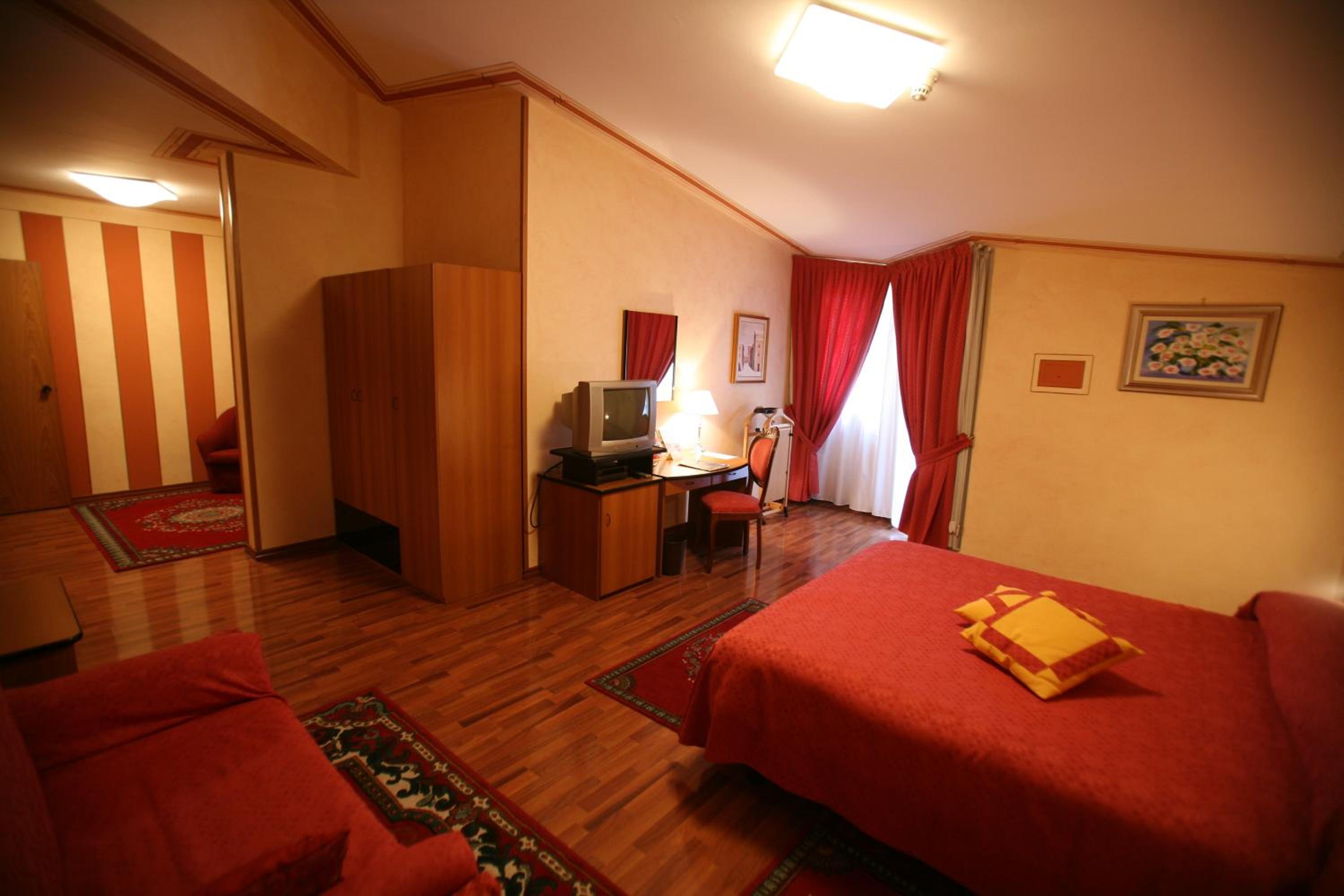 Two Connecting Double Rooms with Balcony - Photo 1