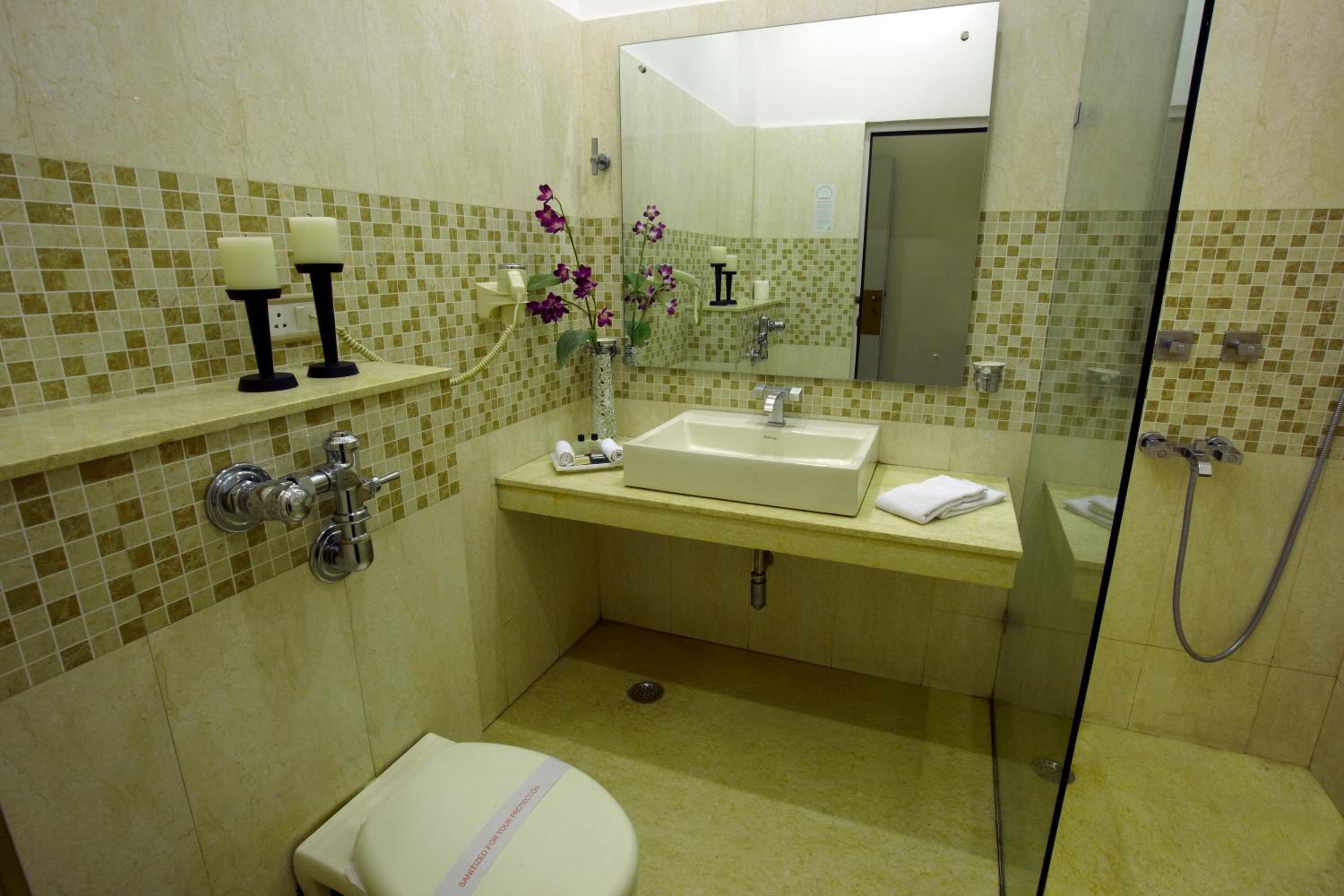 Family Room with Free Airport Pickup - Photo 3