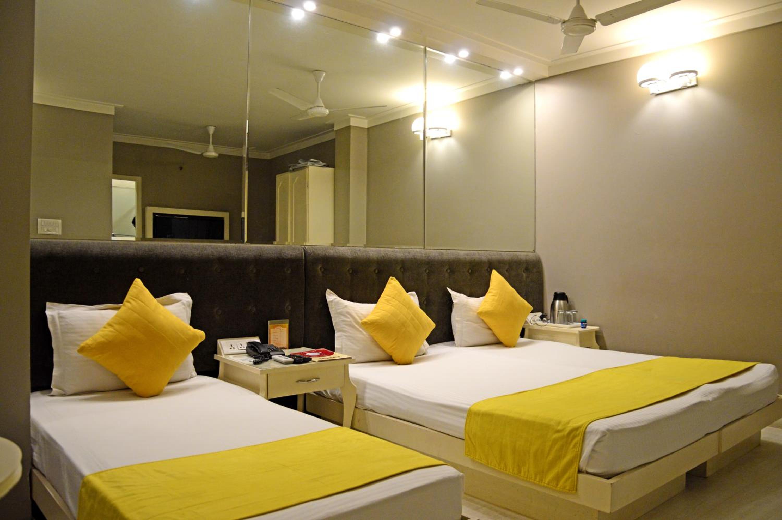Family Room with Free Airport Pickup - Photo 1