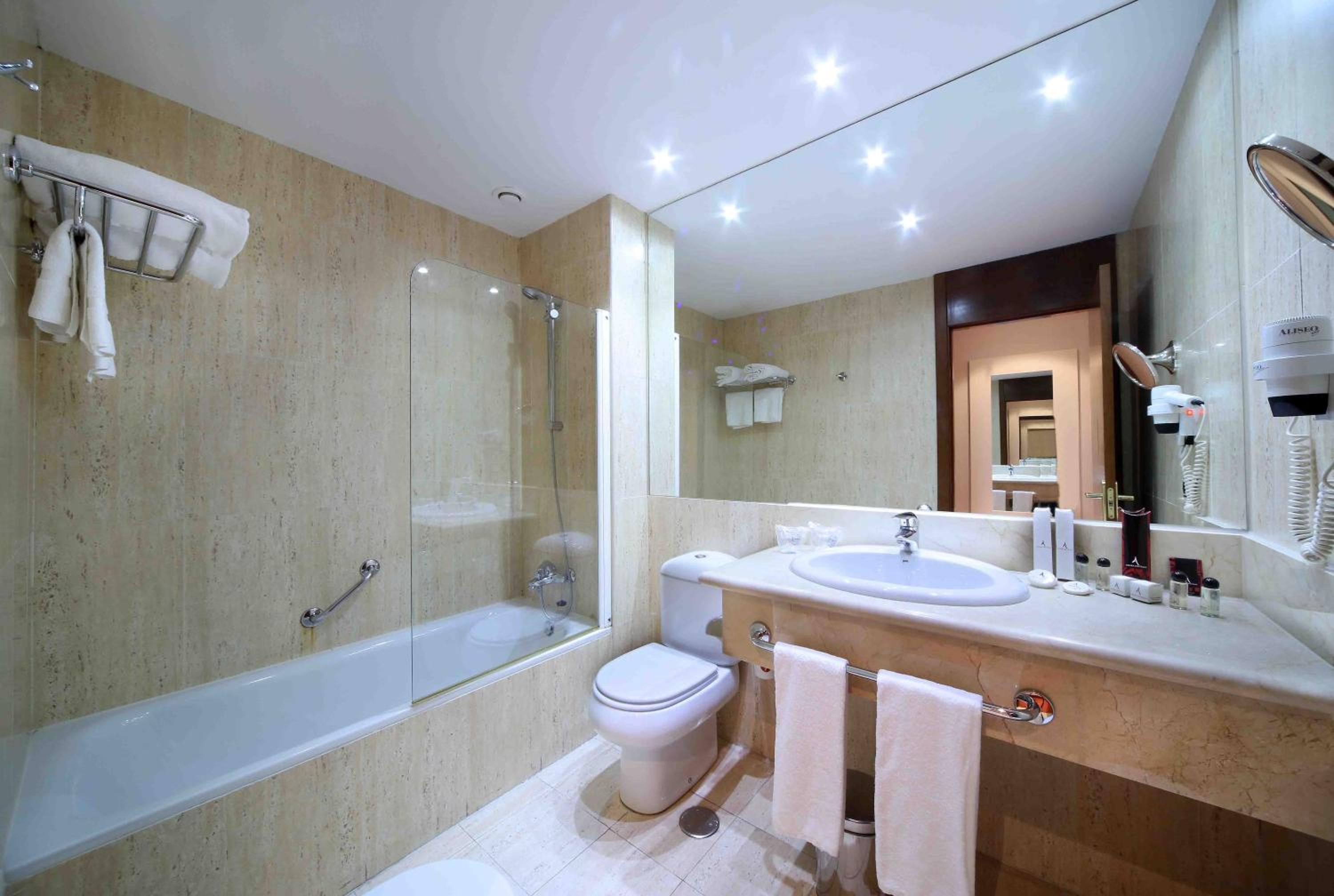 Double or Twin Room - Photo 3