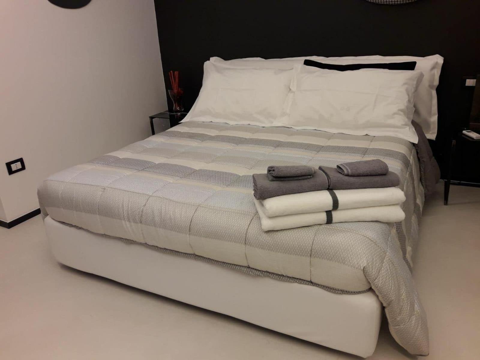 Double Room with Balcony - Photo 3