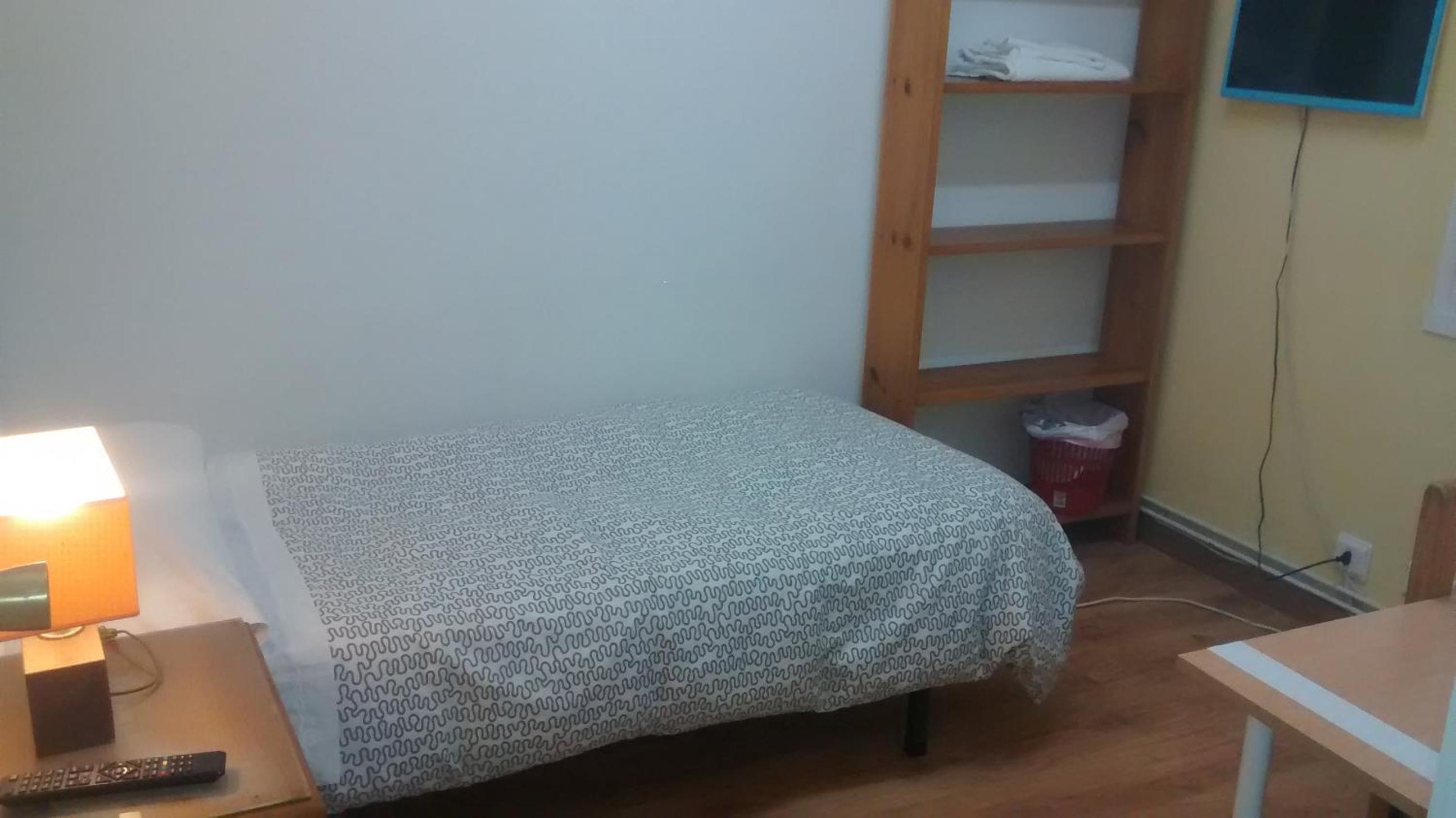 Habitación individual con baño compartido