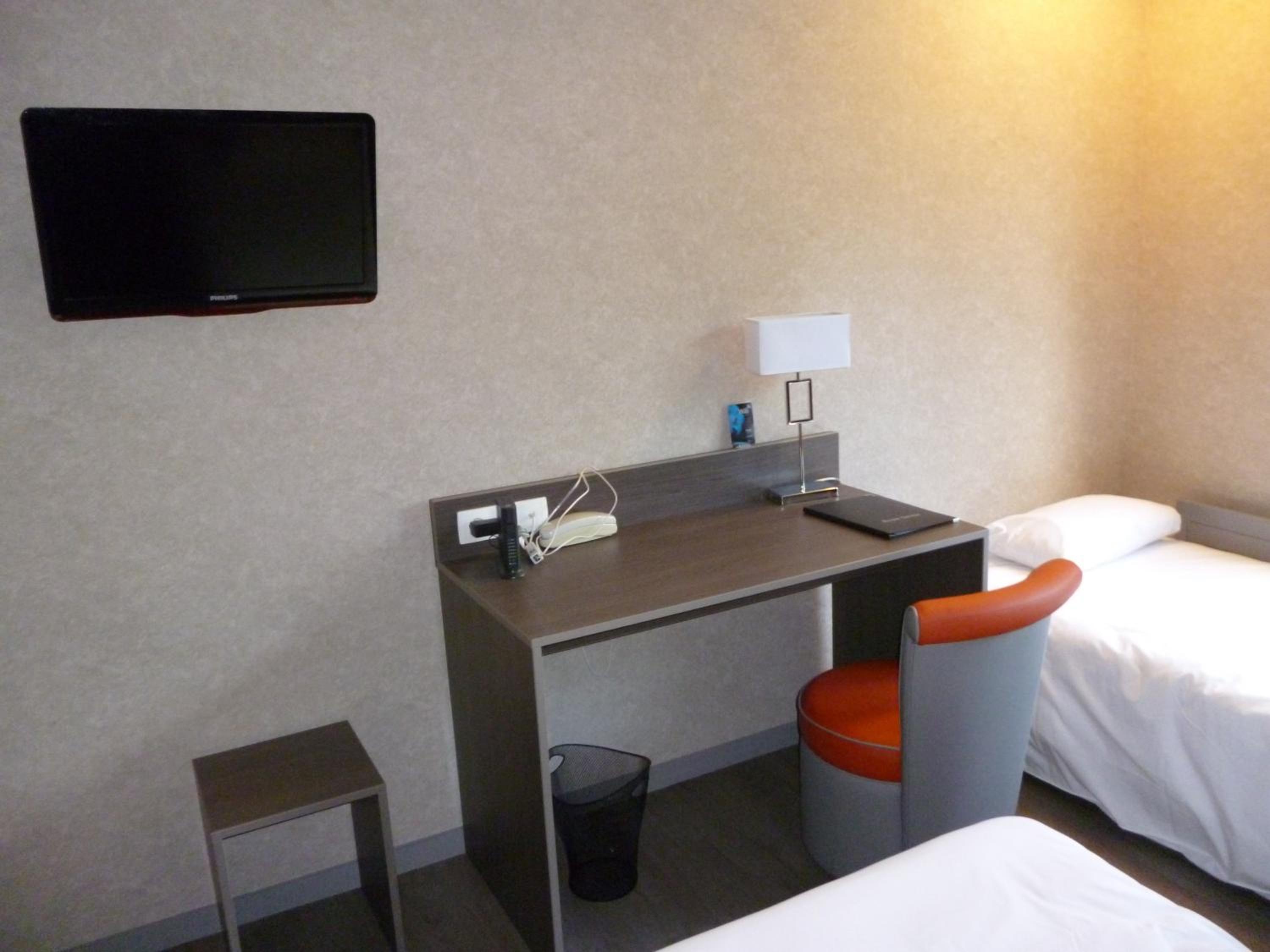 Quadruple Room with 1 Double Bed and 2 Single Beds photo 2