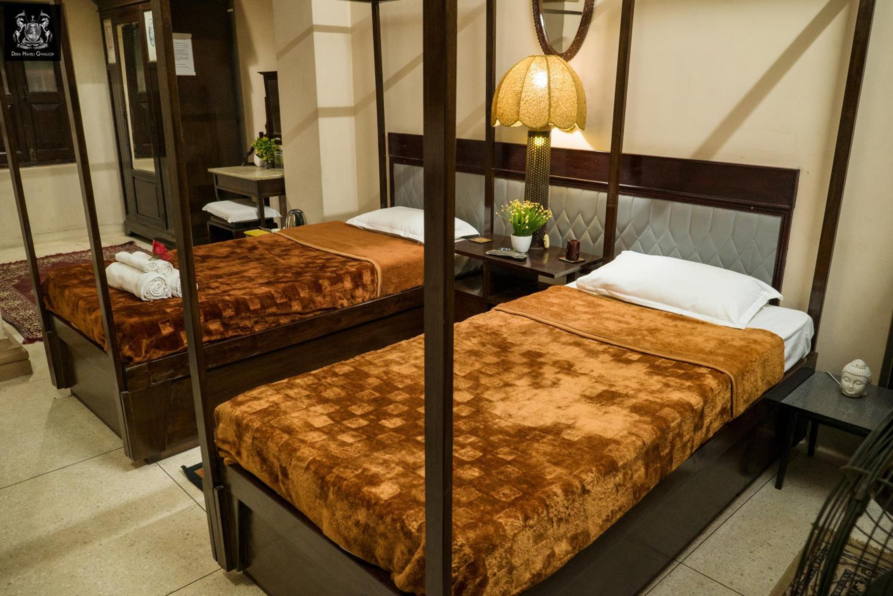 Queen Room with Two Queen Beds - Photo 2